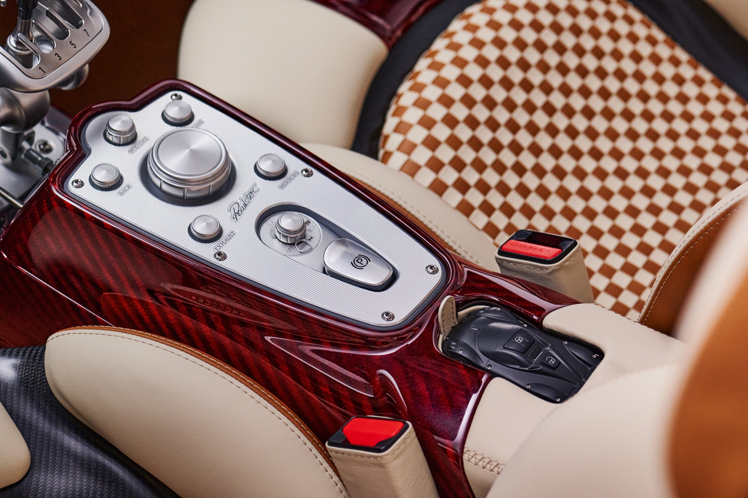 Pagani-Utopia-Roadster-020304-Tunnel-ampia.jpg