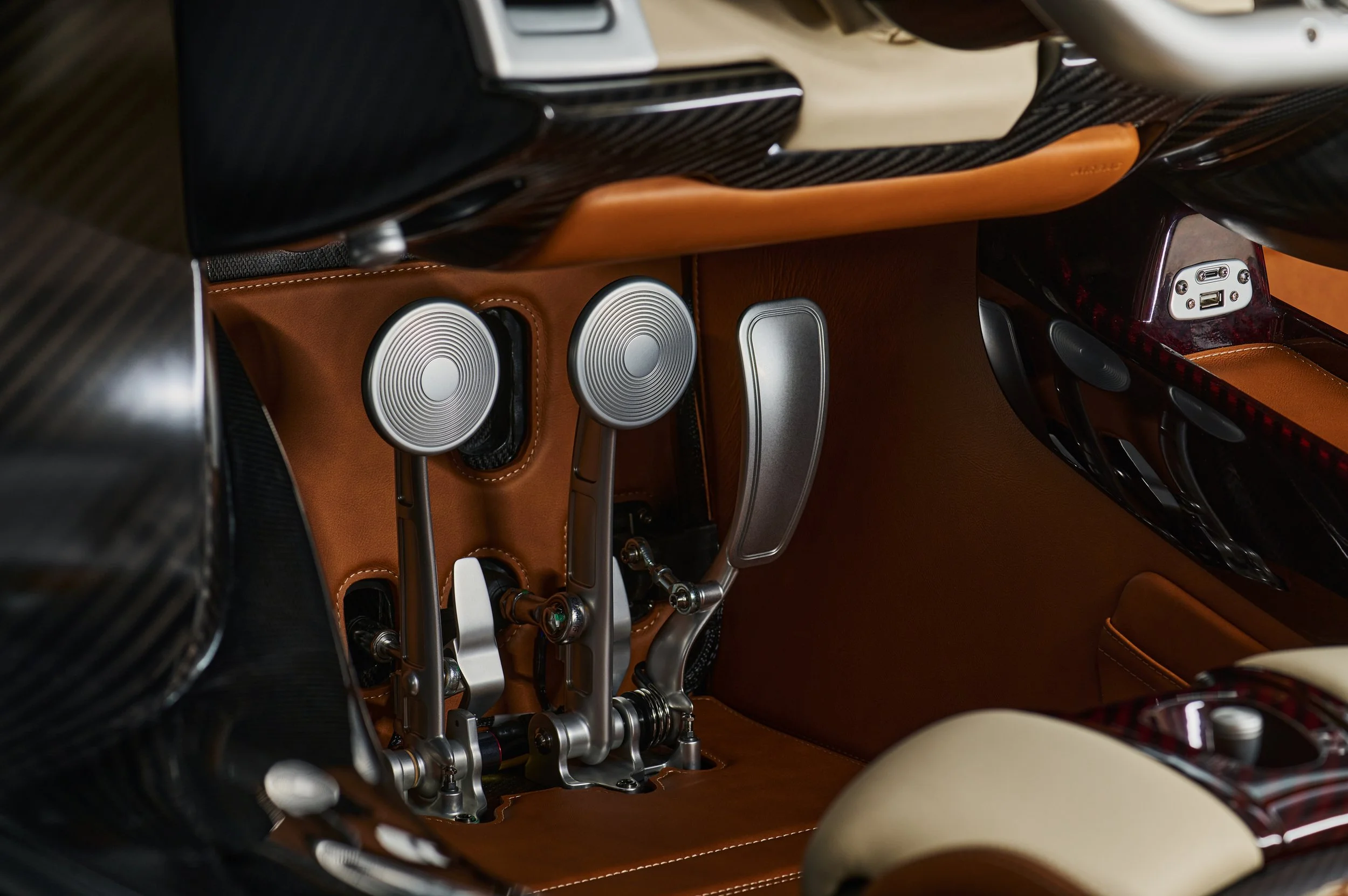 Pagani-Utopia-Roadster-020308-Pedaliera-orizzontale.jpg