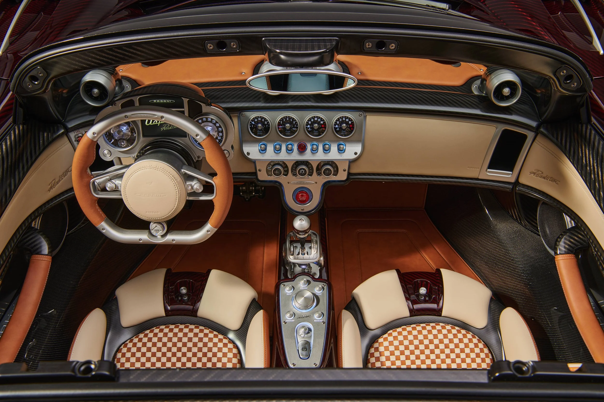 Pagani-Utopia-Roadster-020103-Interni-dallalto-zoom-logo (1).jpg