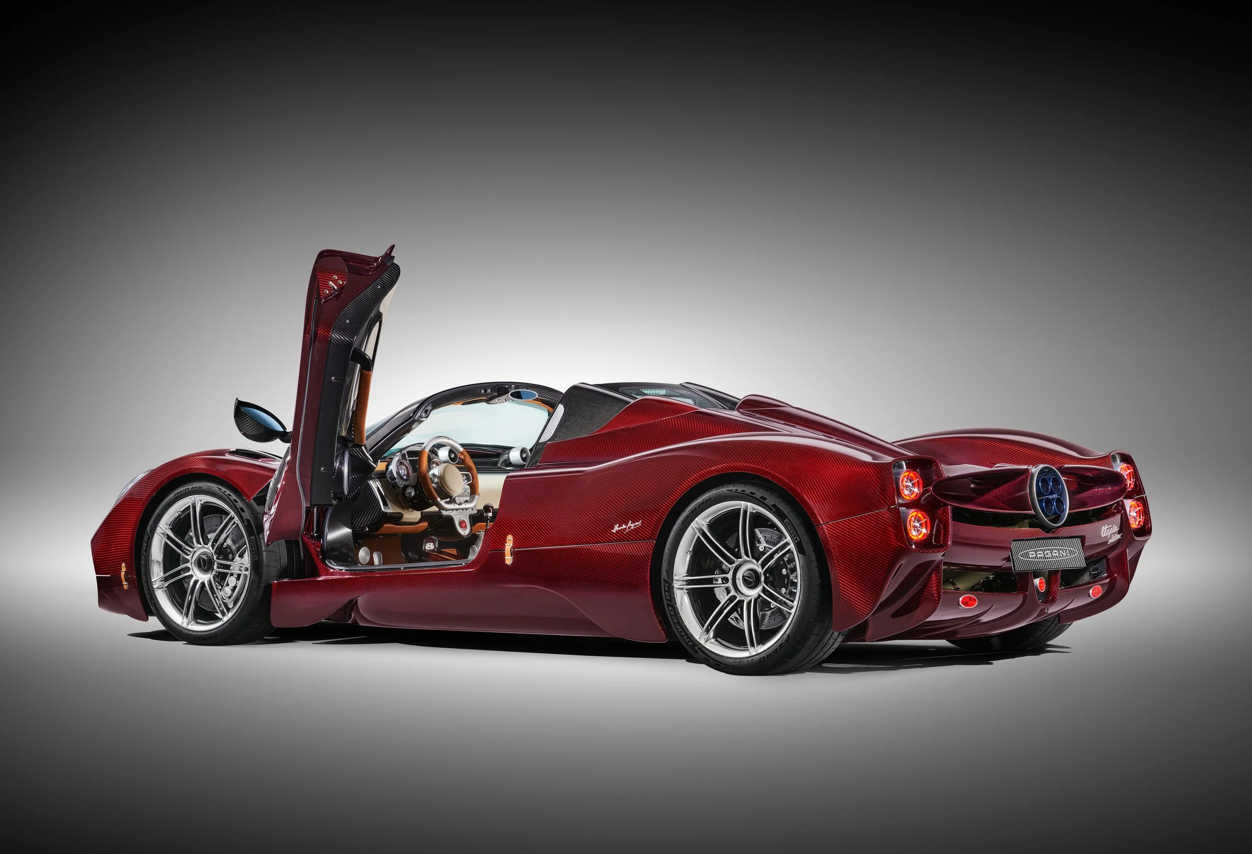 Pagani-Utopia-Roadster-010202-Tre-quarti-posteriore-aperta-portiera-aperta.jpg