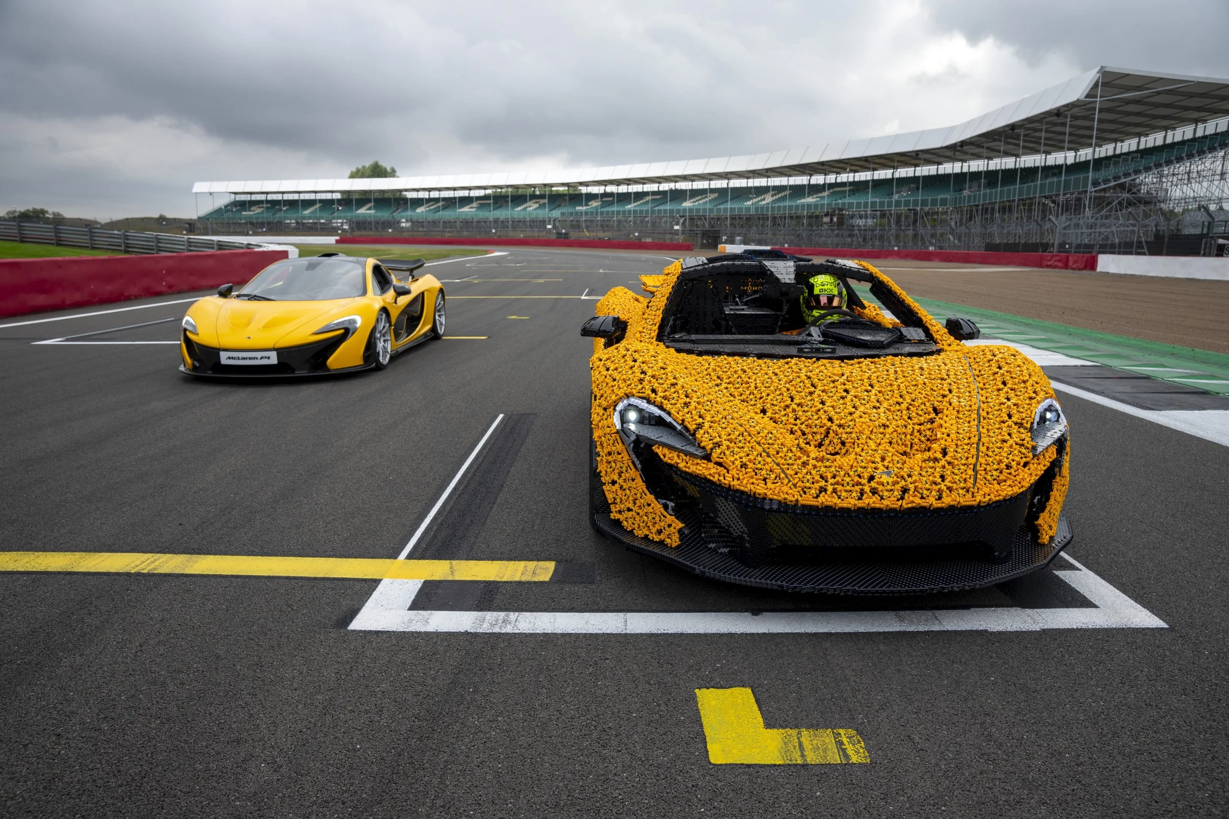 LandoNorrisTakesonSilverstoneCircuitinaLife-SizeLEGOTechnicMcLarenP1_3.JPG