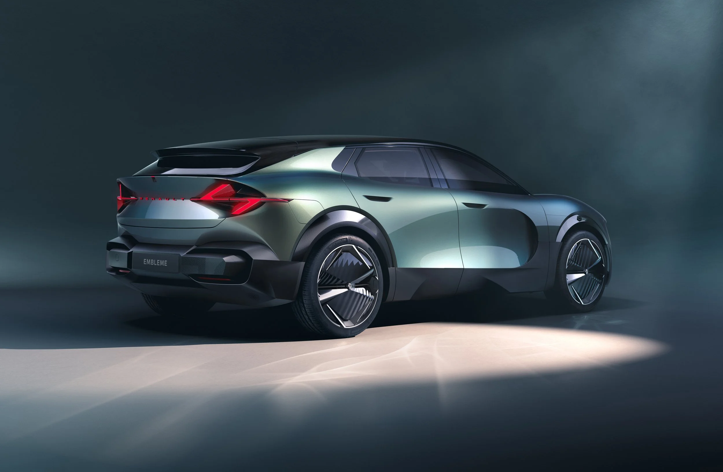 A_90%_reduction_in_CO2_eq._emissions__a_challenge_that_became_a_reality_with_Renault_Emblème (1).jpg