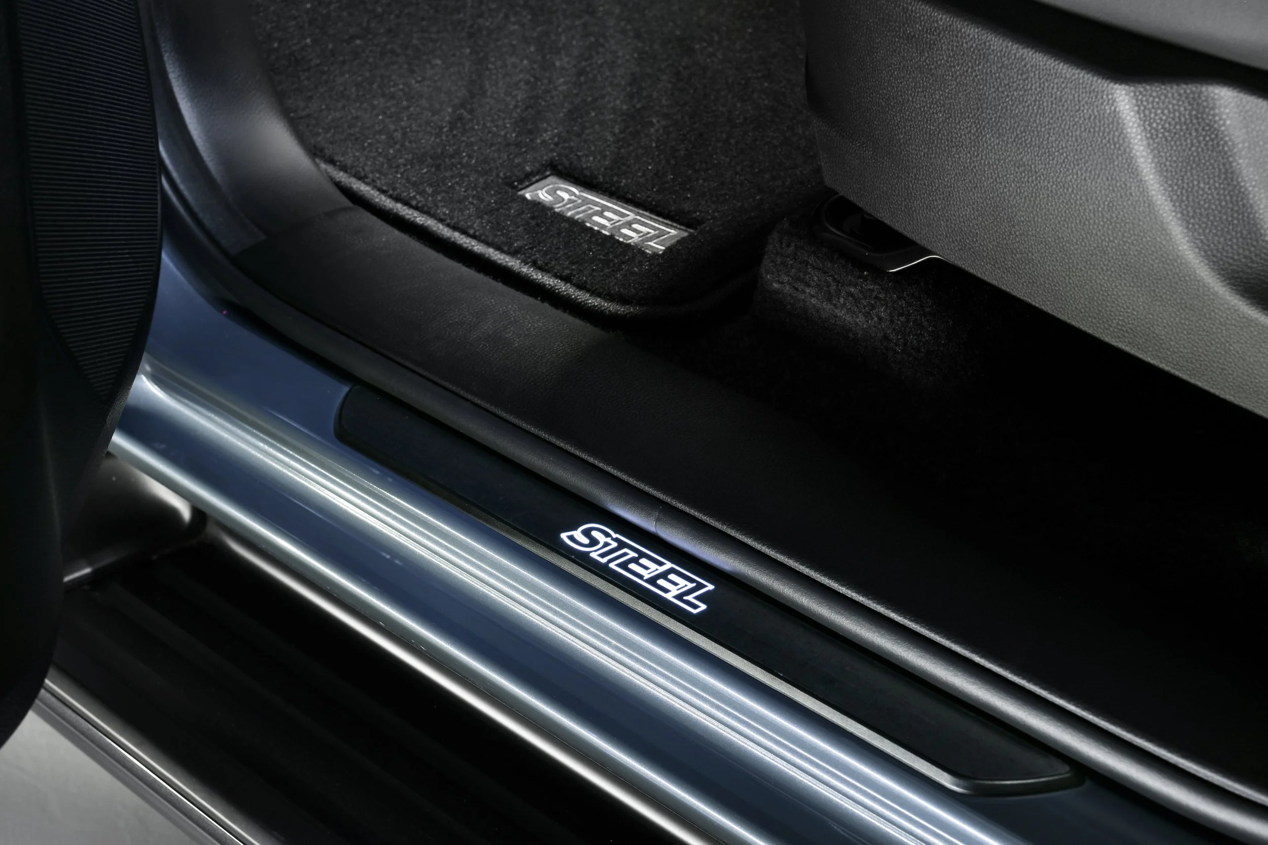 The New Isuzu D-Max STEEL Edition (3) (1).jpg