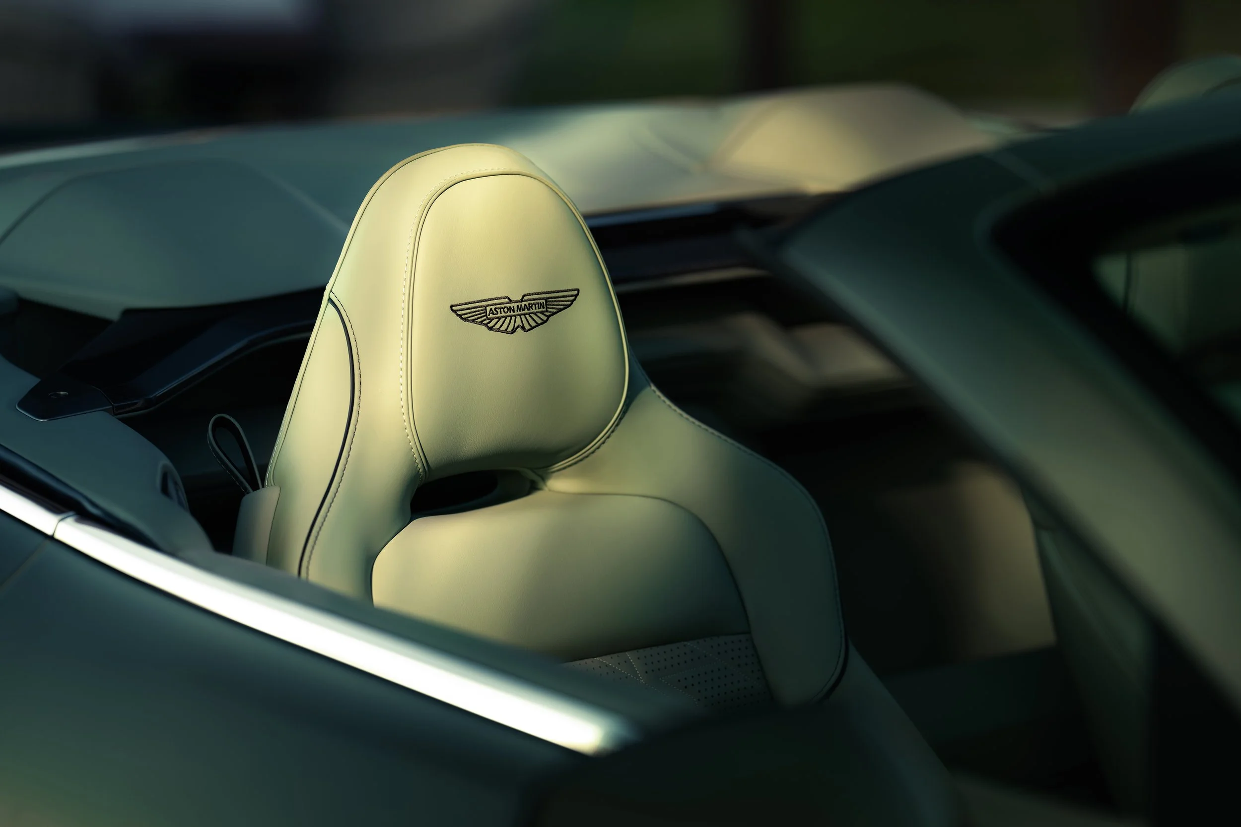 Aston Martin Vanquish Volante_14.jpg