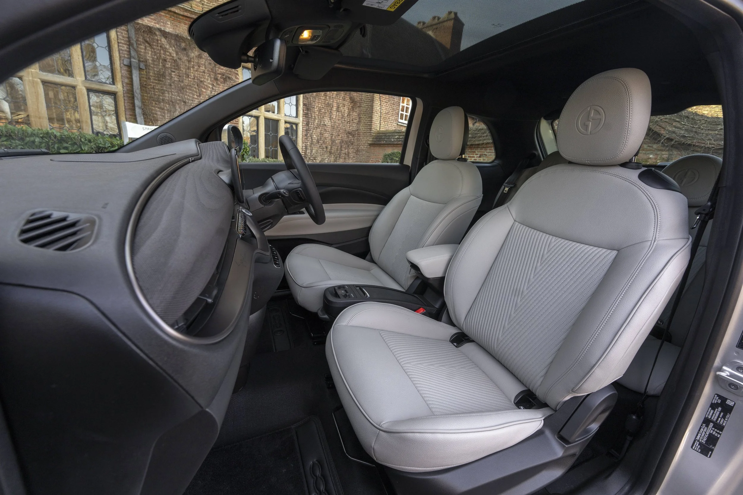 Fiat 500e Giorgio Armani in Greige(17).jpg