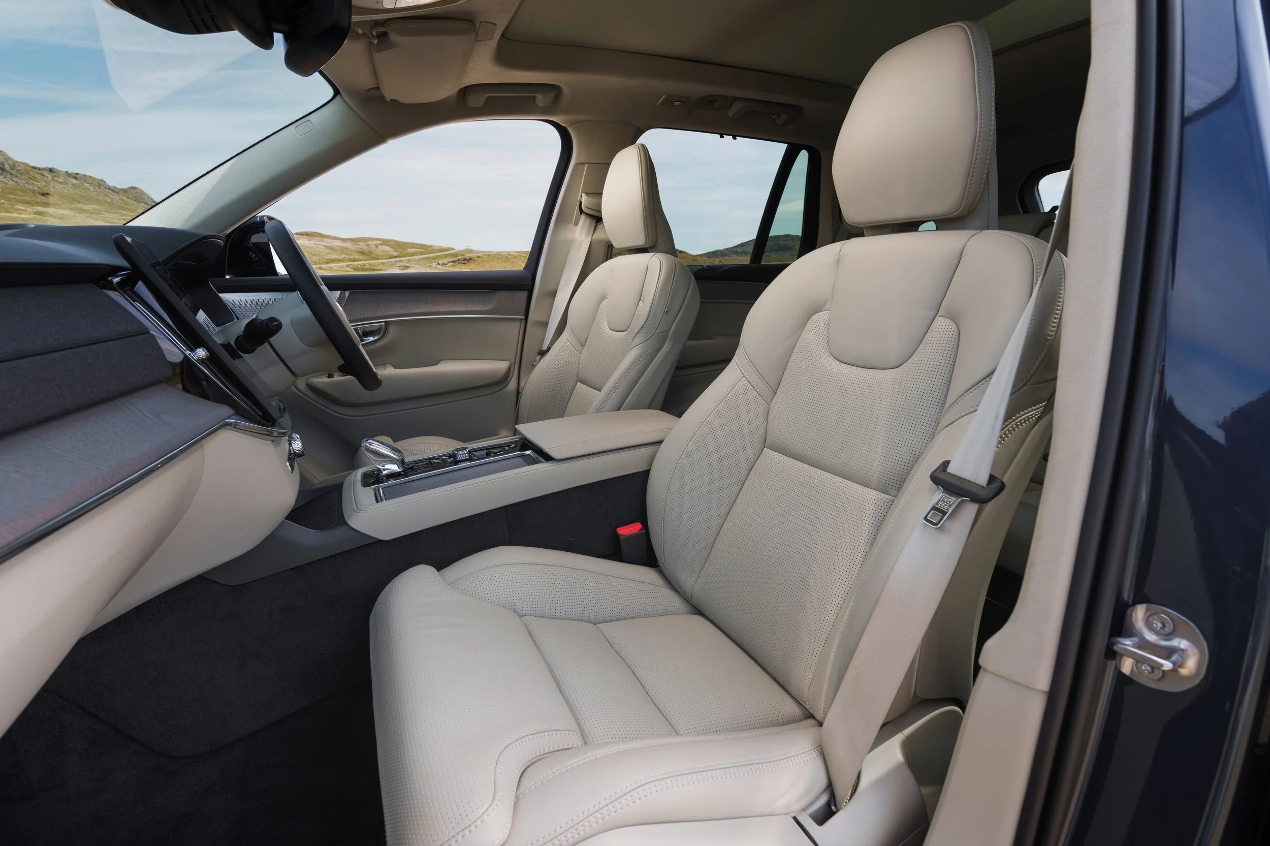 Volvo XC90 T8 (2).jpg