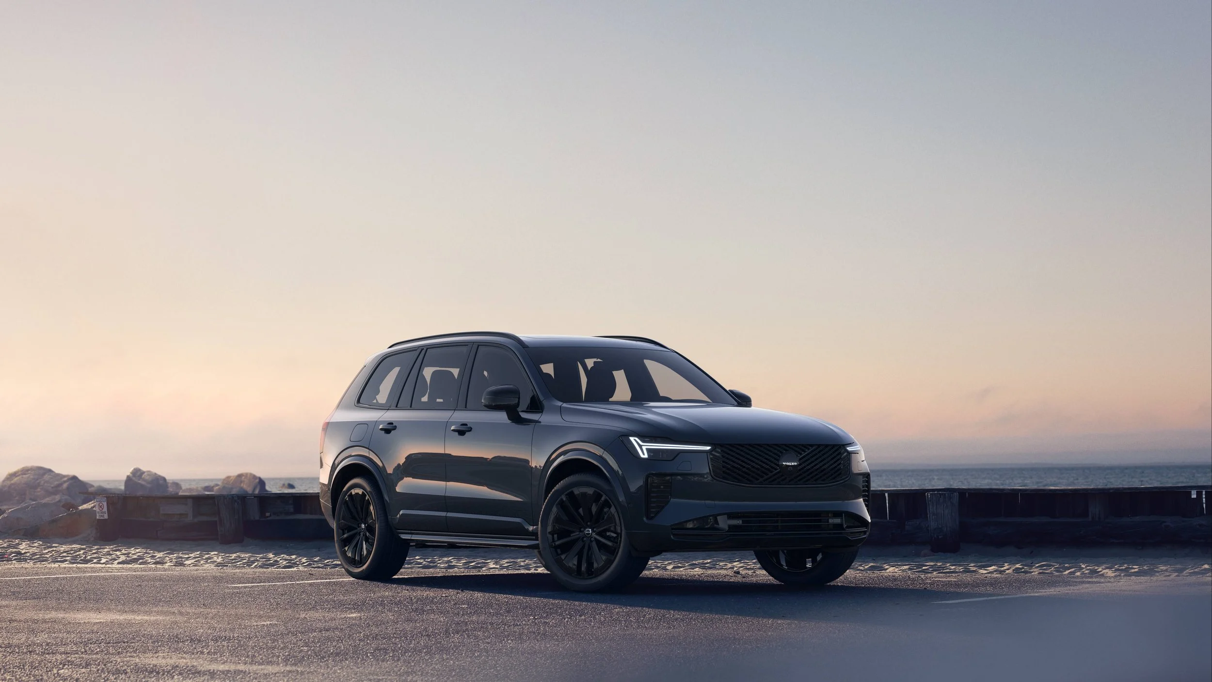 352779_Volvo_XC90_Black_Edition_exterior.jpg
