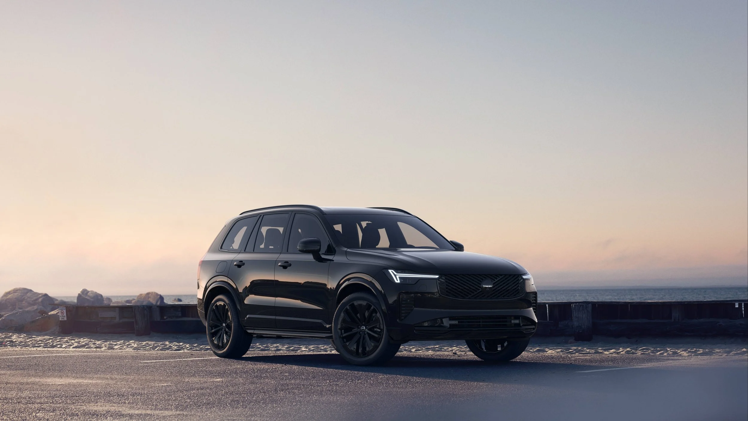 352769_Volvo_XC90_Black_Edition_exterior.jpg
