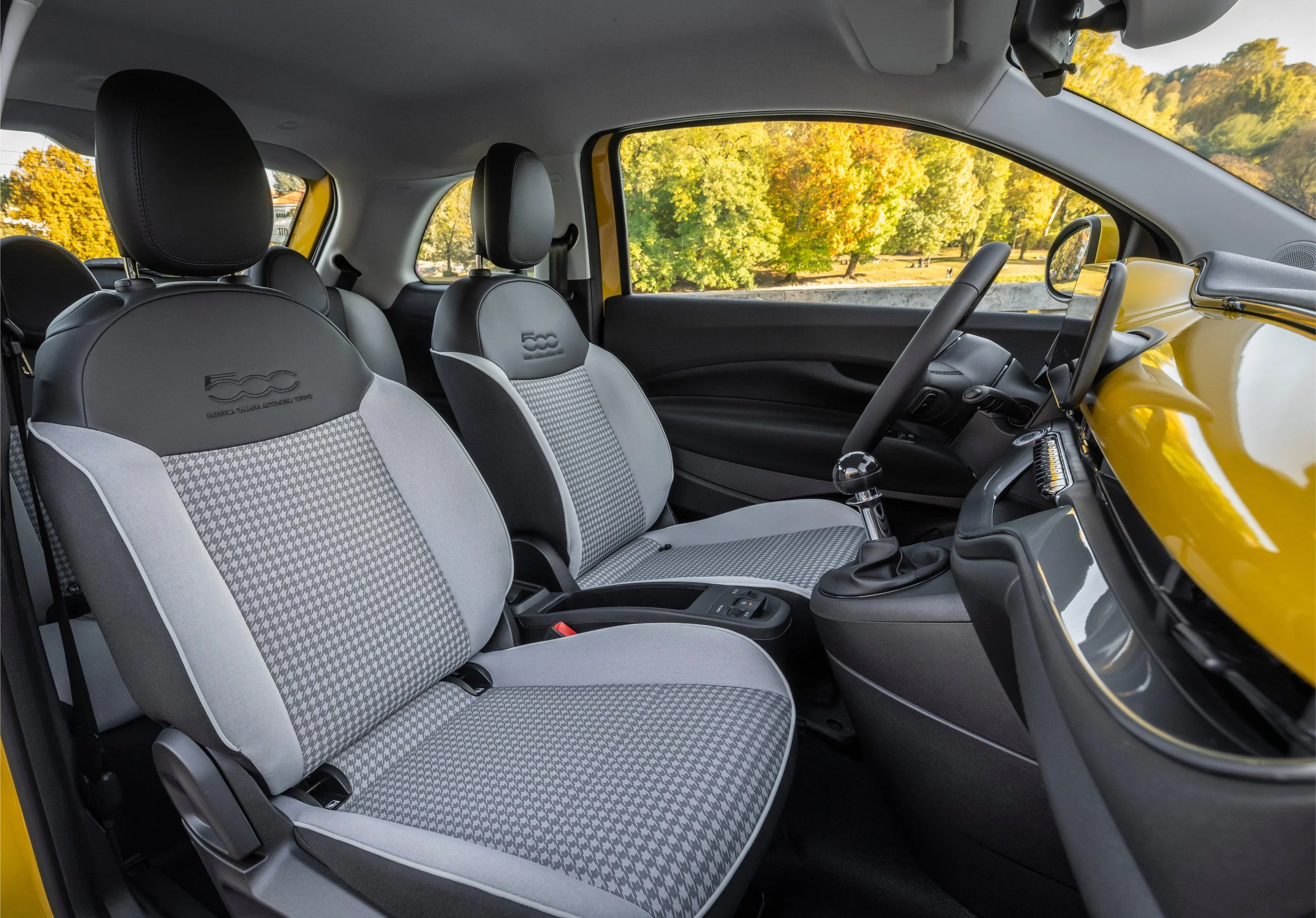 Fiat500Hybrid_Interiors13.jpg