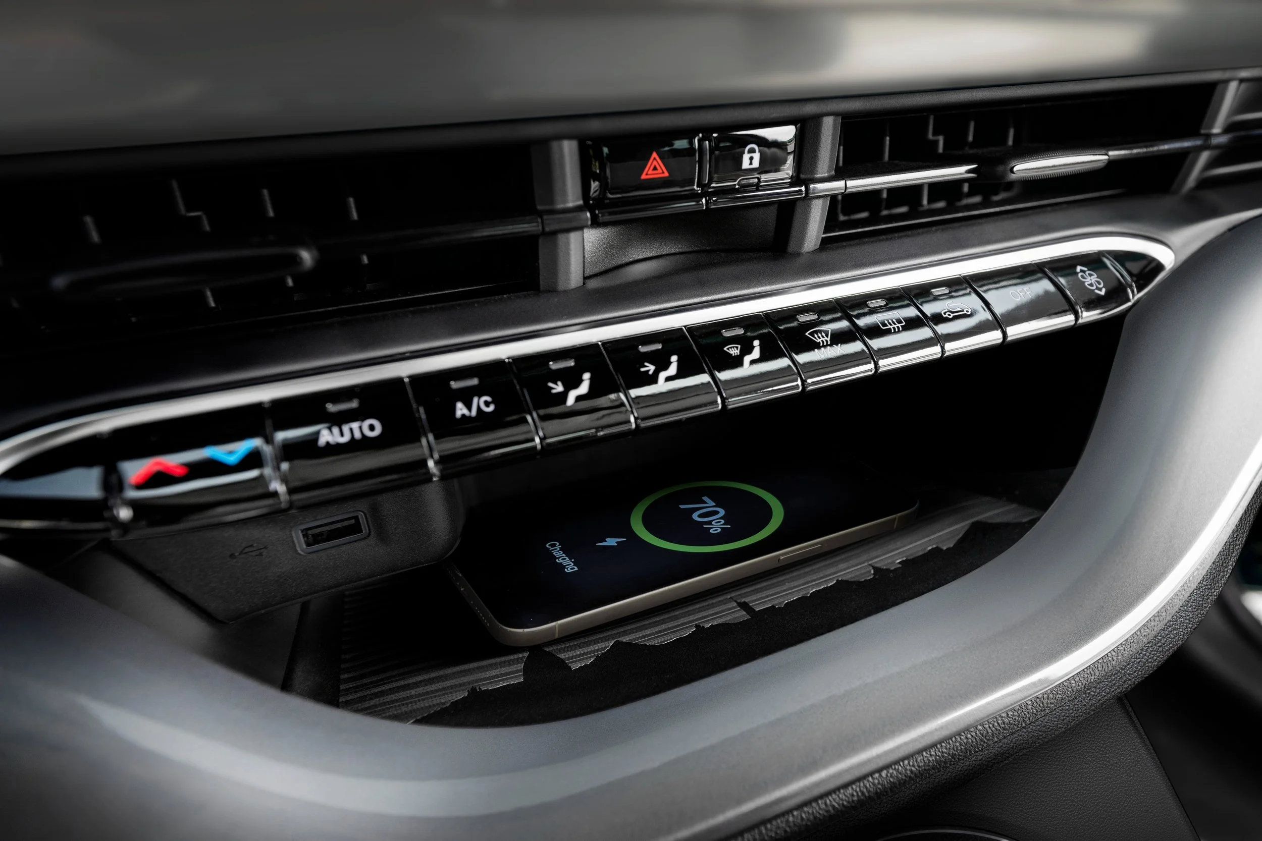 Fiat500Hybrid_Interiors1.jpg