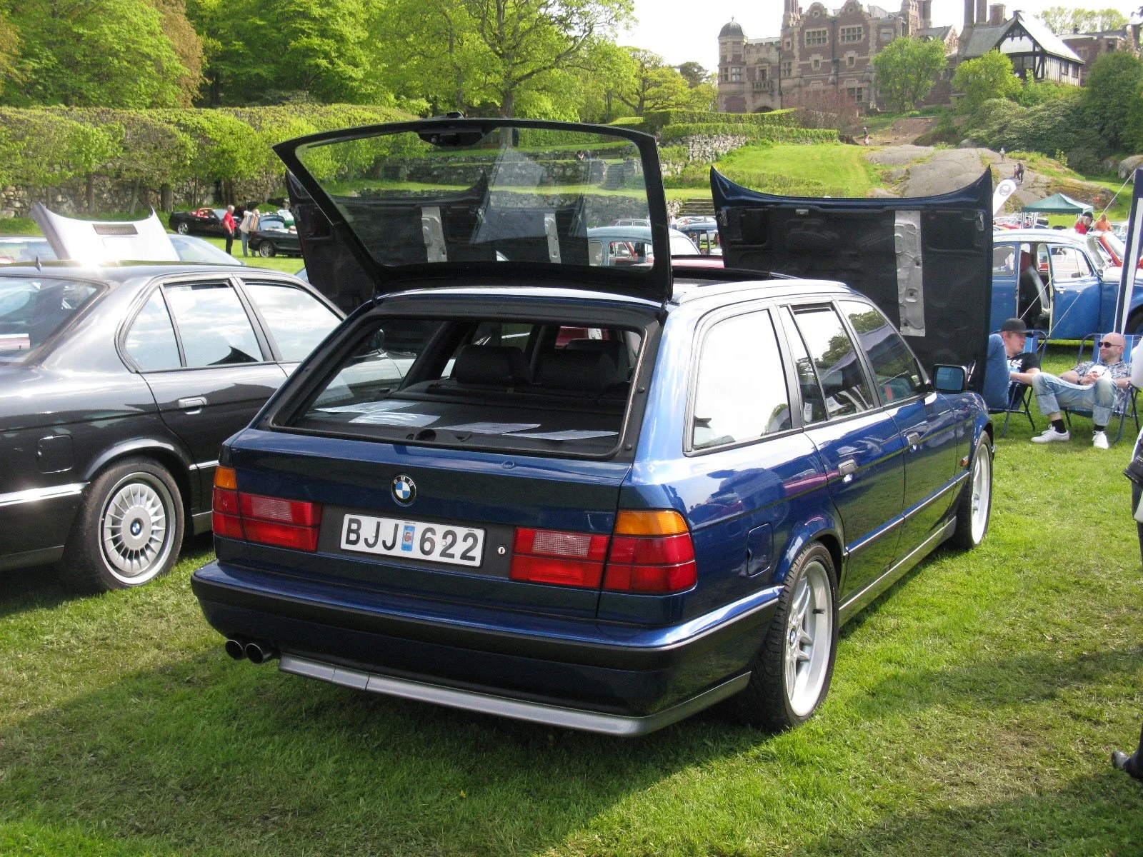 BMW_M5_Touring_E34_(7235780992).jpg