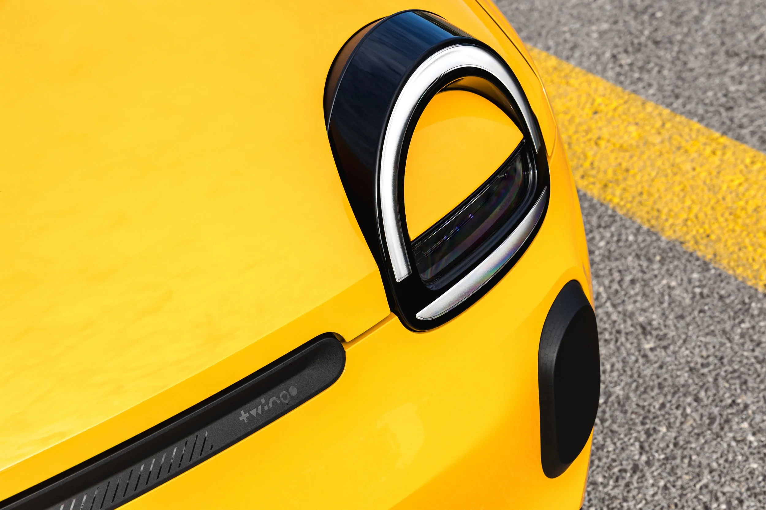RenaultTwingoE-TechElectric_MangoYellow_Detail©ThomasCortesi-7.jpg