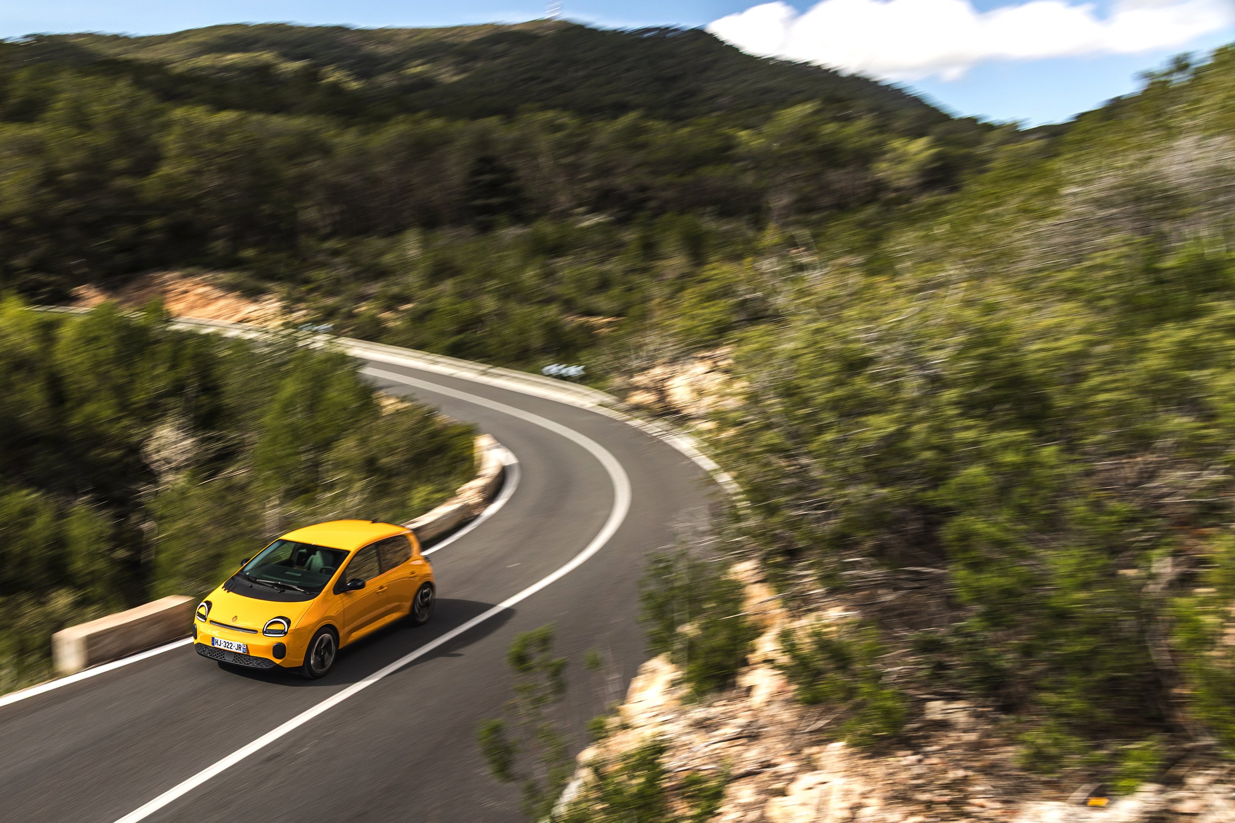 RenaultTwingoE-TechElectric_MangoYellow_Action©ThomasCortesi-2.jpg