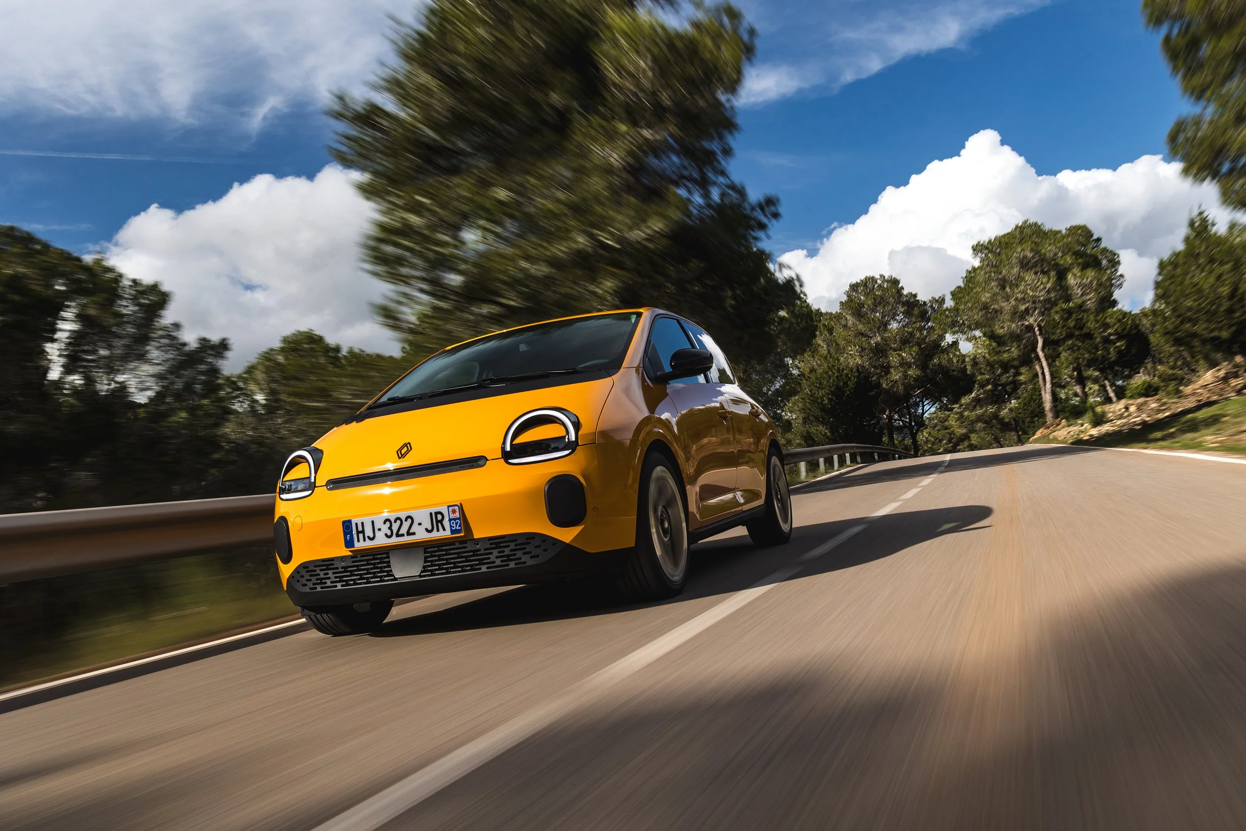 RenaultTwingoE-TechElectric_MangoYellow_Action©ThomasCortesi-1.jpg