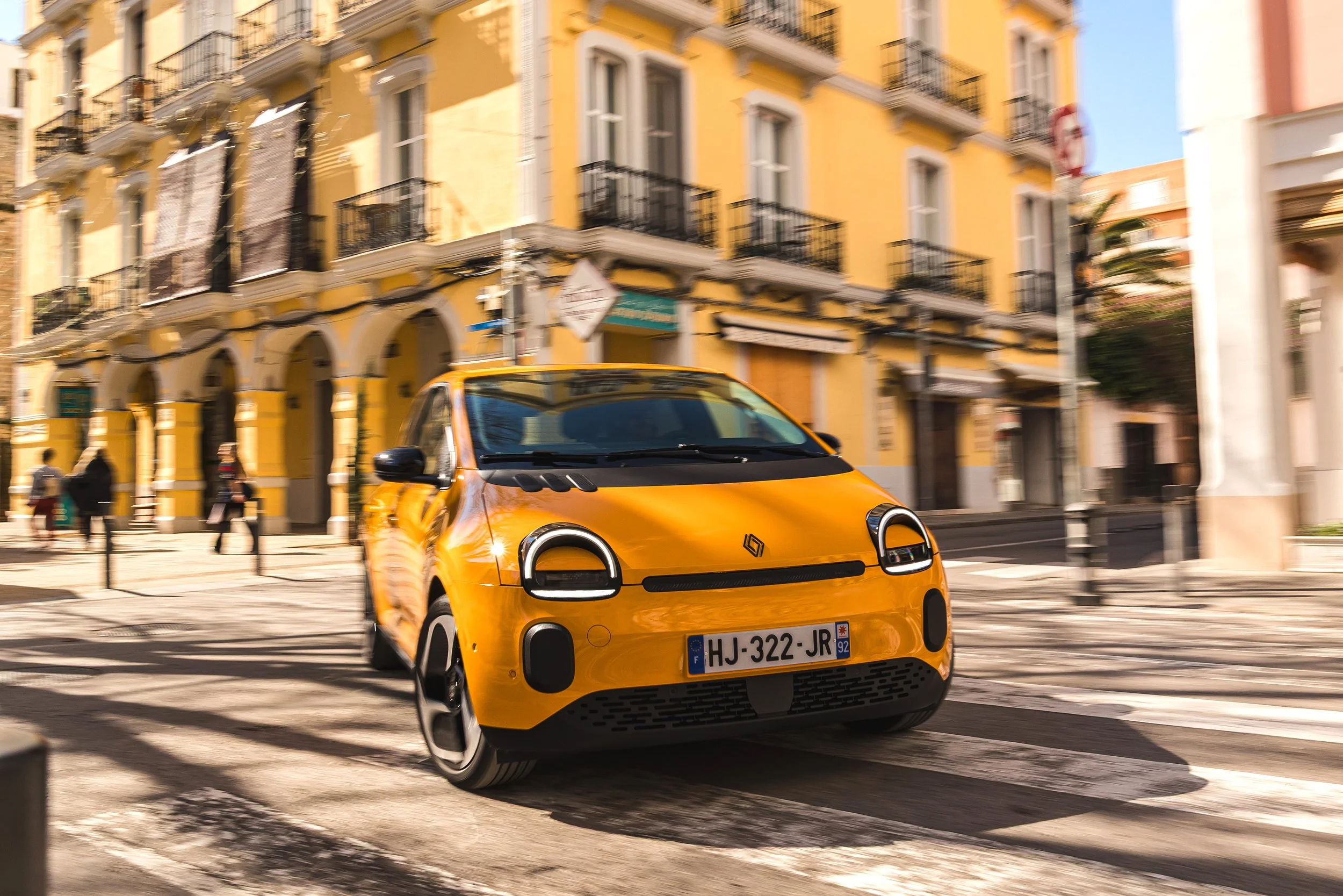 RenaultTwingoE-TechElectric_MangoYellow_Action©ThomasCortesi-14.jpg