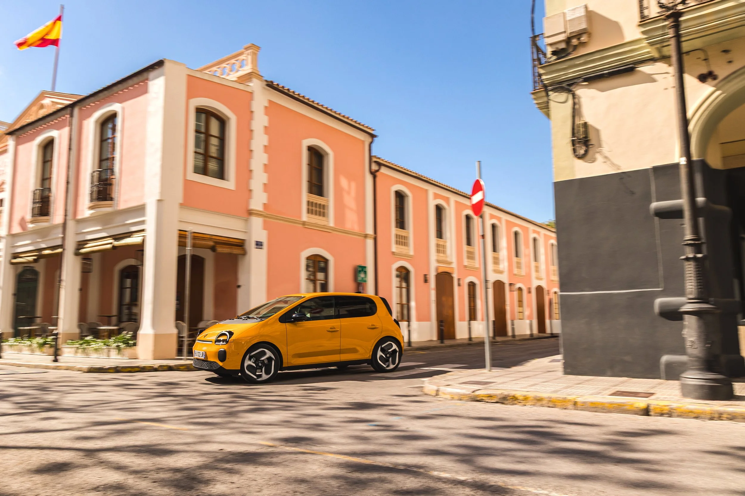 RenaultTwingoE-TechElectric_MangoYellow_Action©ThomasCortesi-12.jpg