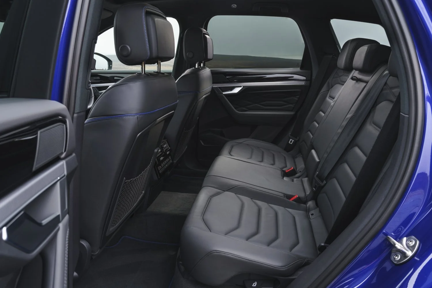 Volkswagen Touareg (1).jpg