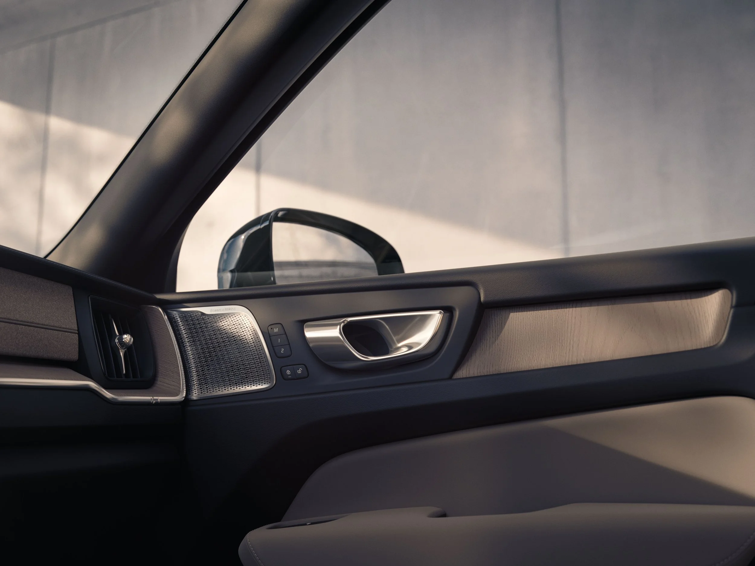 The_New_Volvo_XC60_DoorPanel.jpg