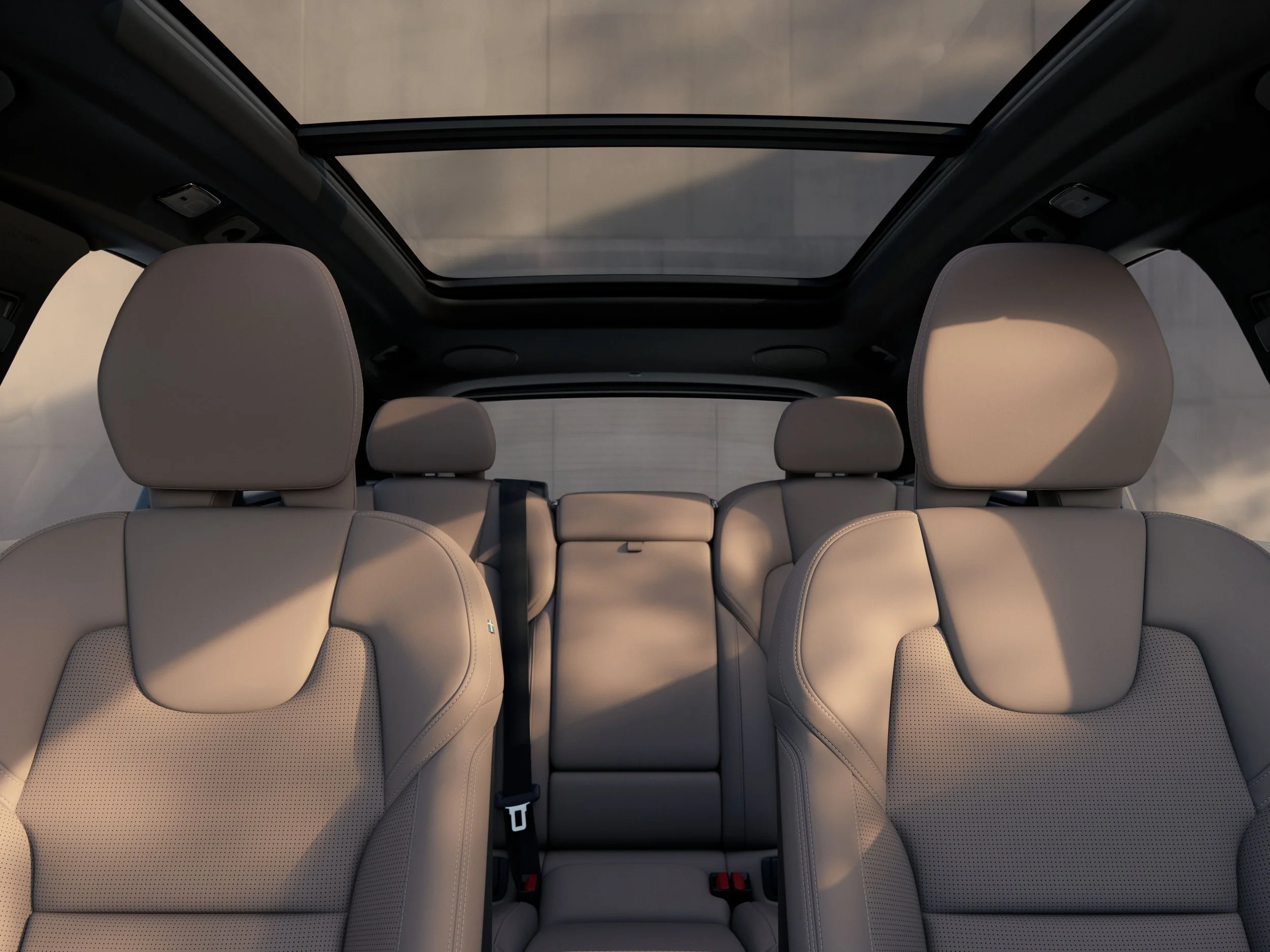 The_New_Volvo_XC60_OverviewInteriorFrontToBack.jpg