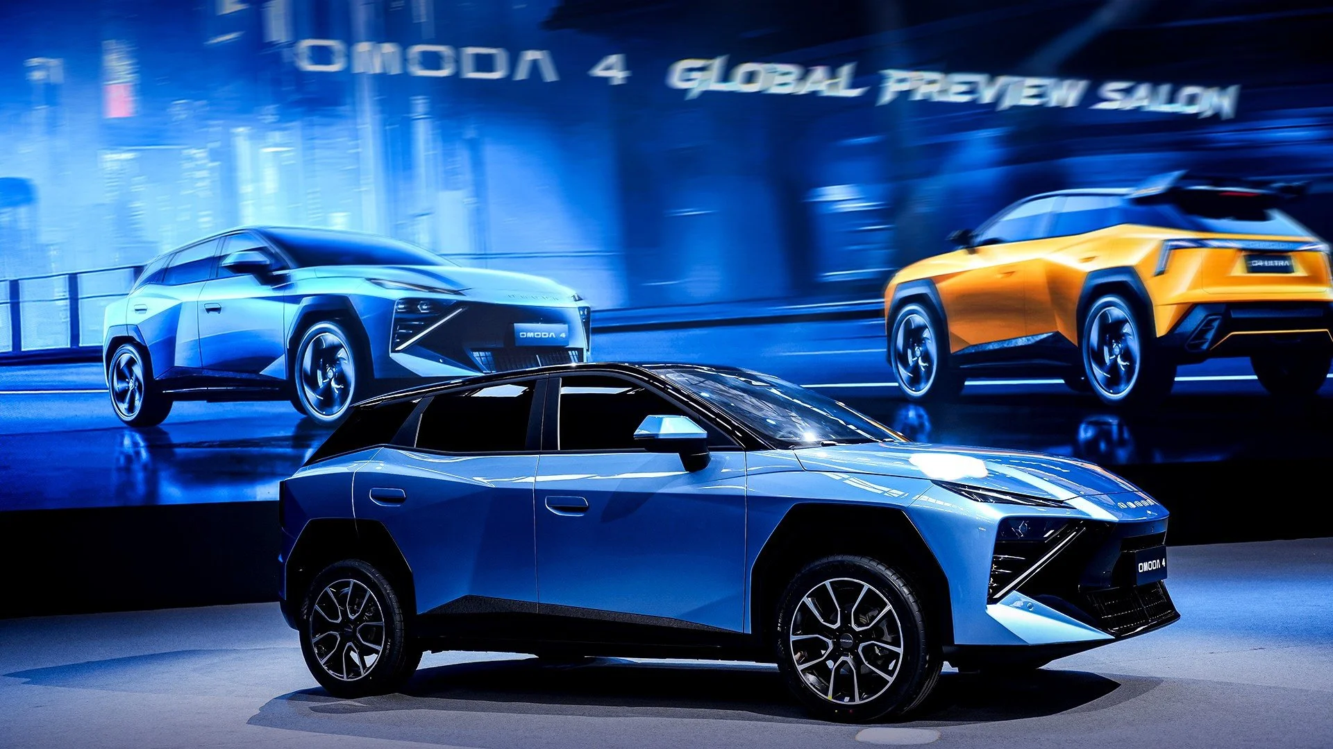 A blue concept car on display at an auto show with a digital screen showing more cars in the background, including a blue SUV and a yellow vehicle, under the branding of OMODA 4 and GLOBAL PREVIEW SALON.