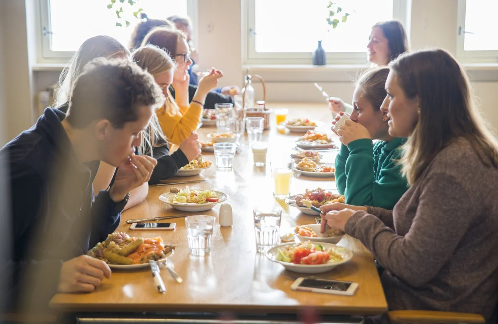 Elever rundt lunsjbordet