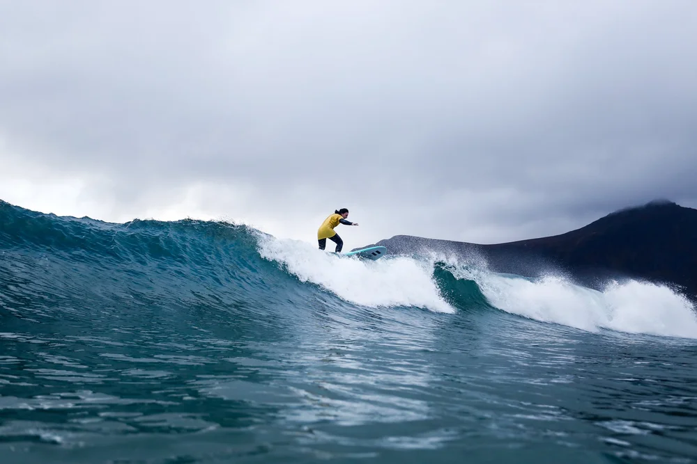 Surfer på en bølge