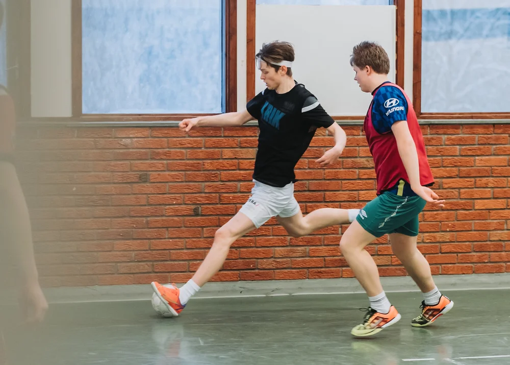 Elev som spiller fotball i hallen