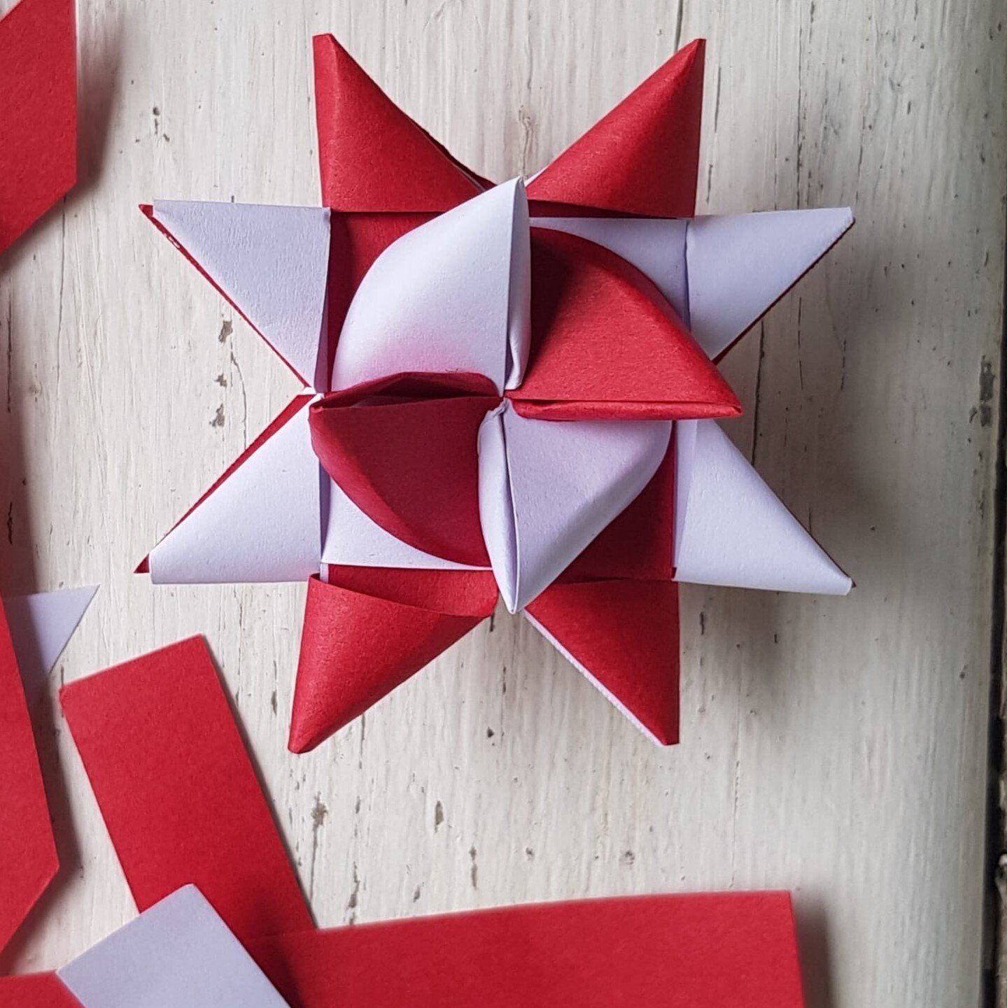 Julestjerner (Danish paper woven stars) are an iconic sight in Scandinavia at Christmas and can be seen hanging in windows and adorning every Christmas tree. Taught to make them by her Danish grandmother when she was small, Becci from @hyggestyle.co.