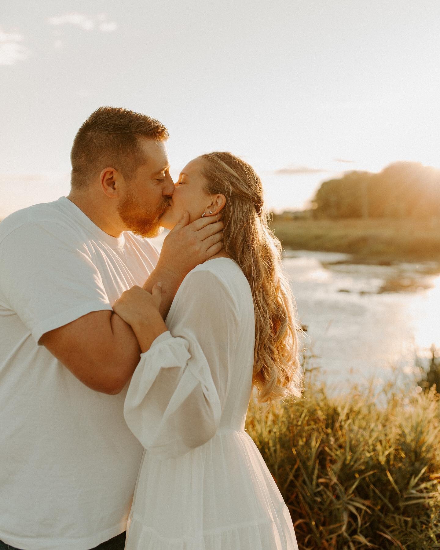 Ce moment de l&rsquo;ann&eacute;e, mon pr&eacute;f&eacute;r&eacute; 🔆🩵

Et c&rsquo;est un d&eacute;part pour ma saison de mariages d&egrave;s ce dimanche (!) 

#engagementring #engagementsession #couplesession #canadianweddingphotographer #canadian