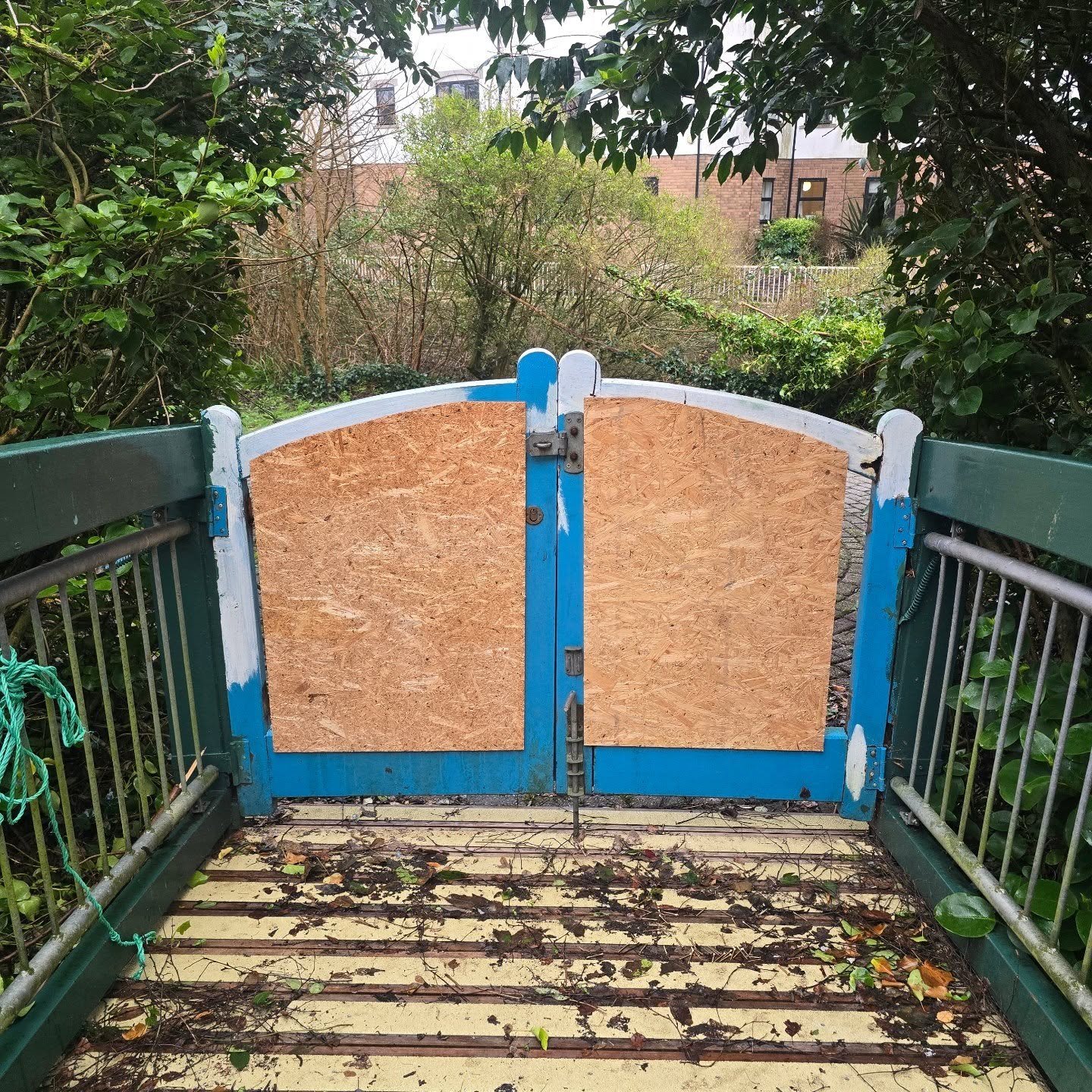 A proper upgrade where it matters.
The original gate had done its job, but it was time for a replacement. We&rsquo;ve retained and reused the existing fittings and central railings, combining them with a new, taller design to improve security and lon