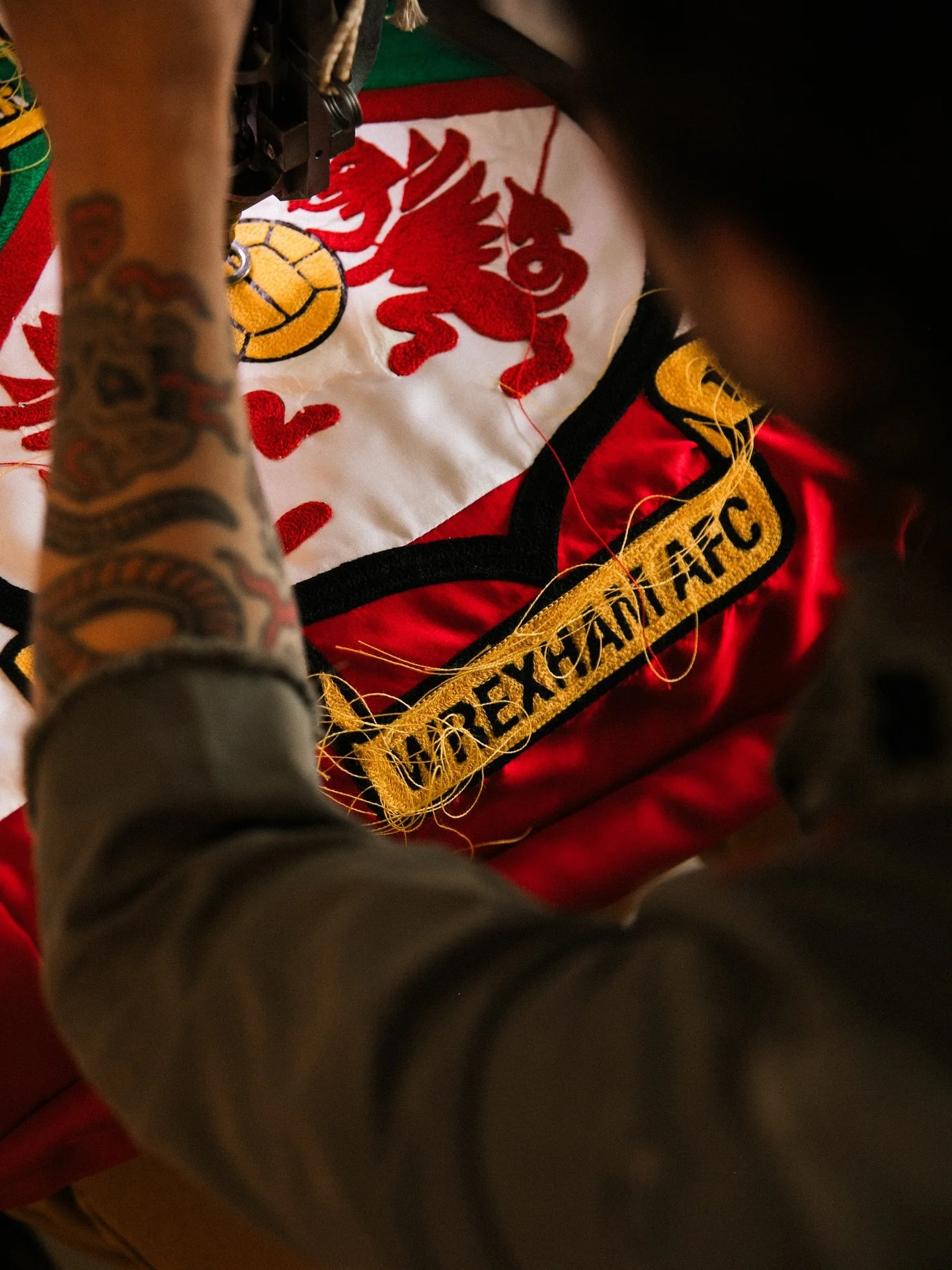 Some BTS shots from the flags I made with @secretfutebolclub and @jacksontowens for @wrexham_afc 2025 Home Kit Launch 🏴󠁧󠁢󠁷󠁬󠁳󠁿

We pulled this together in roughly 7 days from concept to finished product in order to get 3 flags out to Wales for 