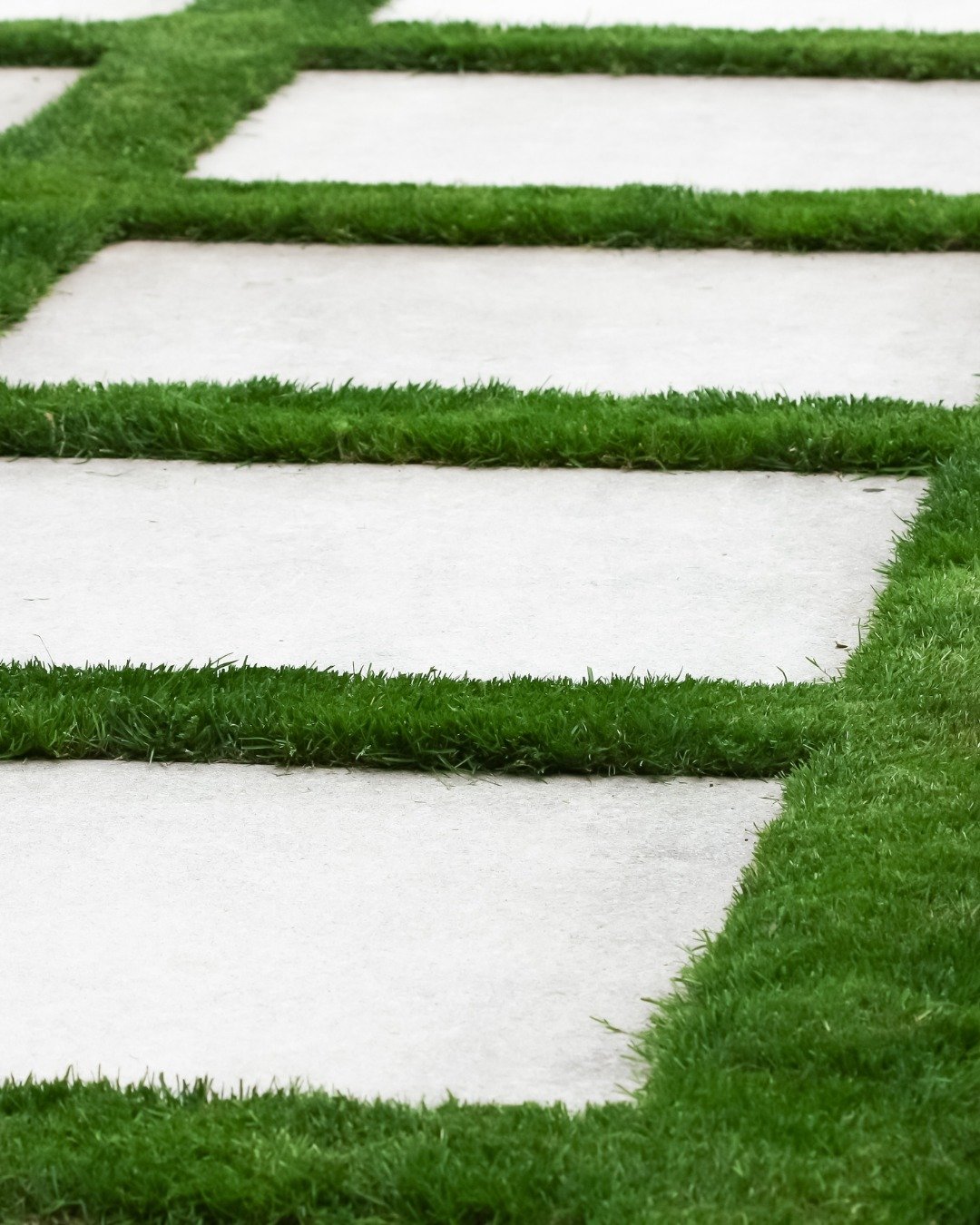 Want that clean, modern lawn vibe? These steppers are your secret weapon. Bold lines, pro spacing, and designer-grade detail. Only downside? They&rsquo;ll expose your weed-eating skills real quick. 😂