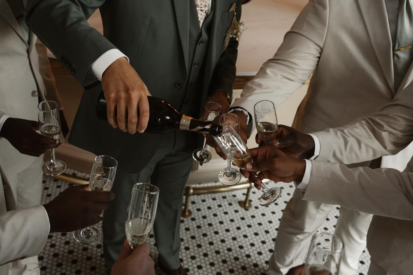 Perfectly chilled bubbles, expertly crafted cocktails, and all the elegance your special day deserves🍾🥂 || Did you know our catering service also comes with access to a full bar and bartenders? ✨🍸

#GettingReadyInStyle #foodandbeverage #catering #