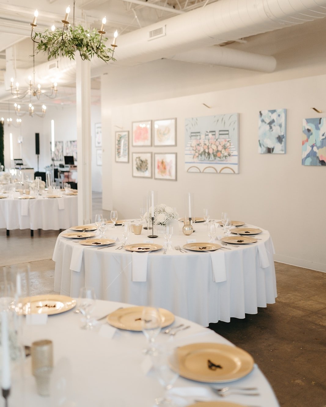 Before the flip and behind the scenes🤍 || Learn more about our space, recommended vendors, and all inclusive offerings by emailing events@beaumondevenues.com.

Photography: @fadedfernphotography
Planner: @clt.thegatheringco @thegathering.co
Florals 