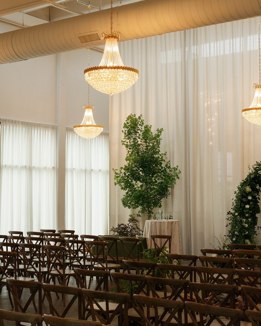 With lush greenery, soft natural light, and a touch of crystal elegance, this setup brought the beauty of the outdoors inside 🌿✨|| The Casey is located just moments outside of Uptown Charlotte!

Photography:@saintevansphoto
Florals: @properflower
Pl