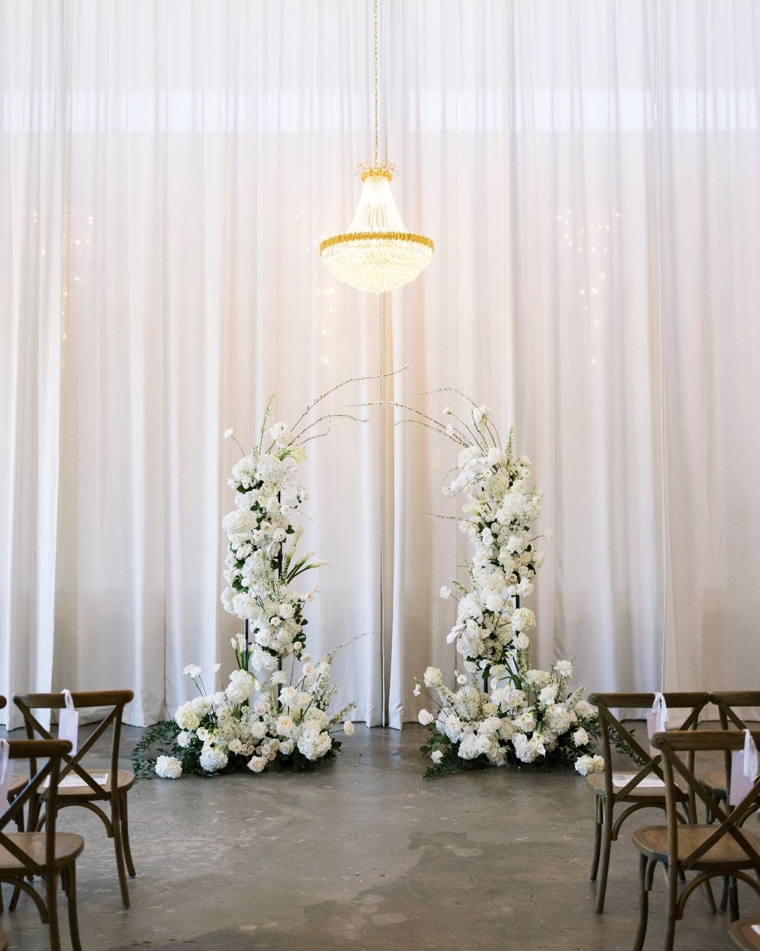A dreamy setting for saying &ldquo;I do.&rdquo; 🤍 || Inquiry with us to learn more! www.beaumonde.com.

Photography:  @kinseyannphotography
Florals: @livilove_flowers
Planner: @clt.thegatheringco 

#thecasey #thecaseyclt #tryonhills #tryonhillsneigh