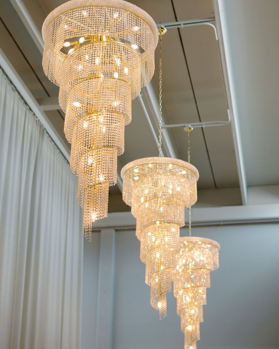 Modern elegance meets industrial charm✨|| Our space is a sophisticated venue adorned with sparkling chandeliers, meticulously arranged glassware, and sleek architectural design - schedule a tour with us today through our link in bio!

Photographer: @