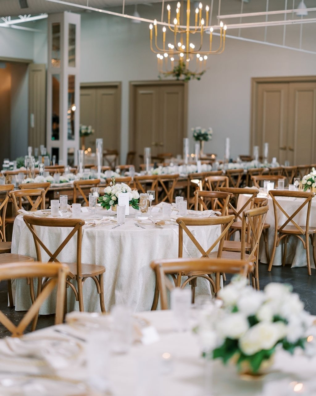 An elegant gathering beneath golden chandeliers 🤍 || We work with a full range of wedding professionals to give you the best recommendations to make your dreams come to life - chat more with a Beau Monde expert.

Photographer: @jessicaturnerphotogra