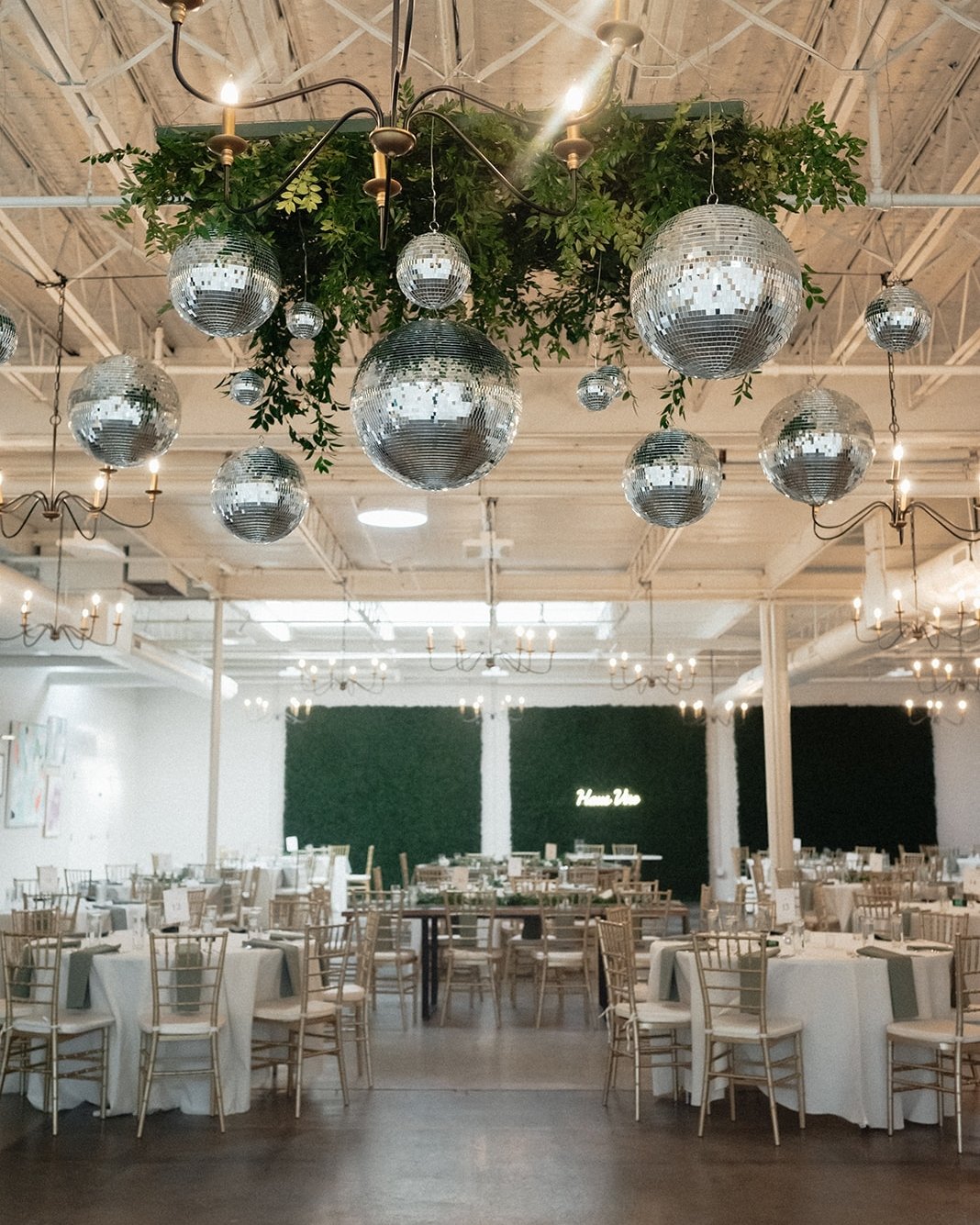Green and white color pallet = perfection🤍|| Located just off of Freedom Drive in Charlotte, The Collector's Room, is a captivating Wedding Event Space that tells a story of timeless elegance and artistic flair✨

Photography: @ashleyricciphotography