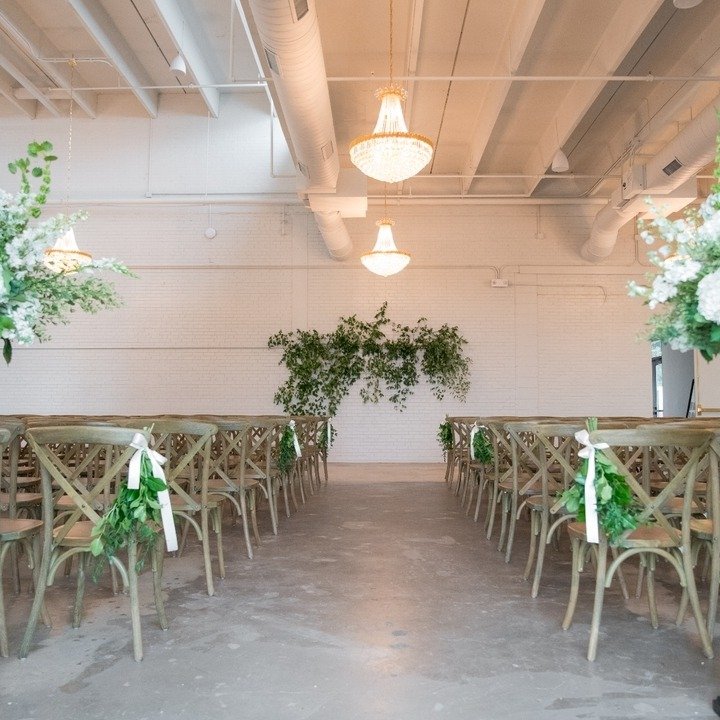 Lucious greenery wedding ceremony🌿|| With multiple ceremony set-up options at The Casey (that can fit up to 300 guests!), we can help make your dreams reality.

Photography: @amykolophoto
Florals: @thebloom_room 

#thecasey #thecaseyclt #tryonhills 