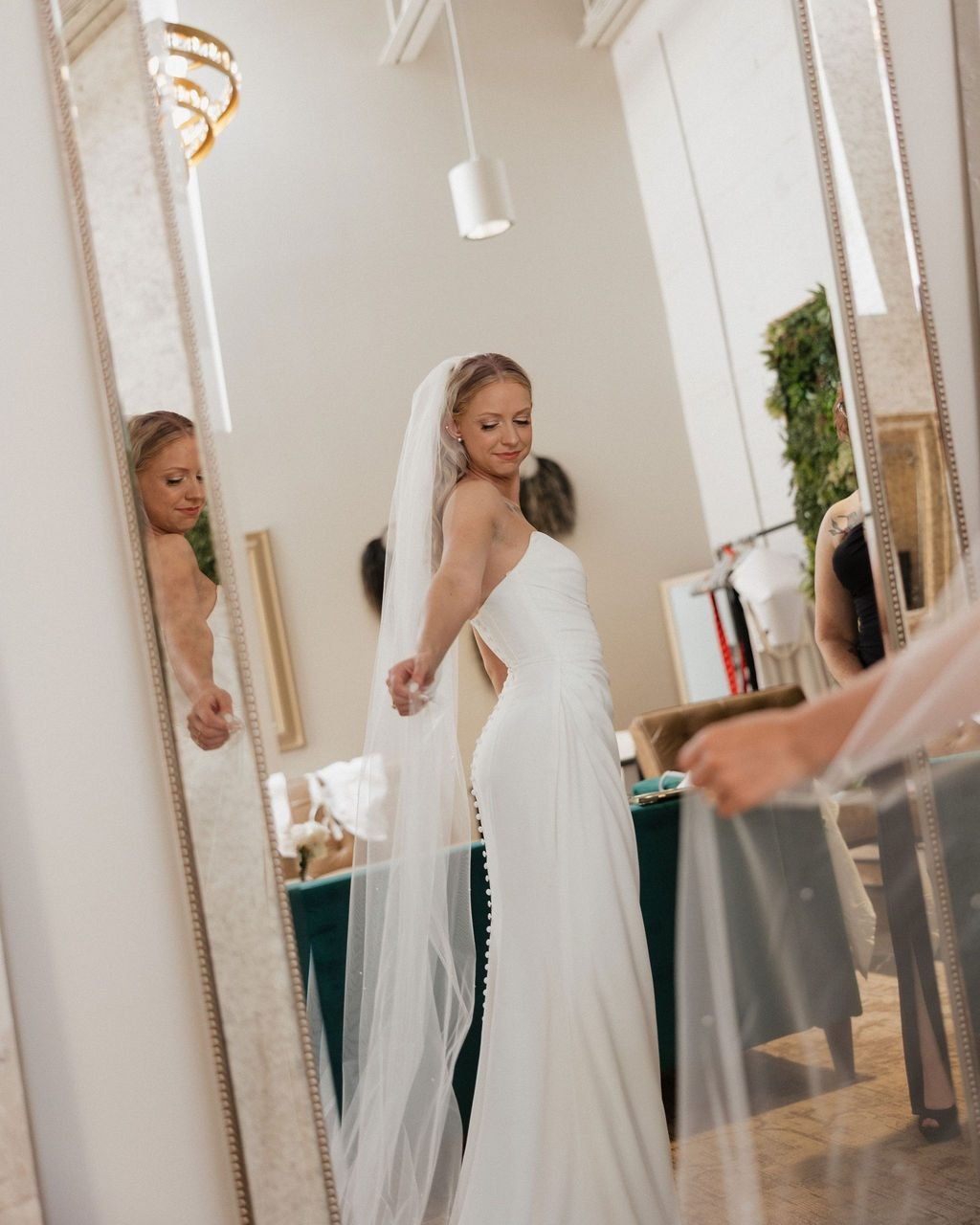 The final touches✨|| Did you know we have two suites onsite to get ready in? Ask a Beau Monde expert about everything included in our rental rate.

Photography: @emilycondraphoto