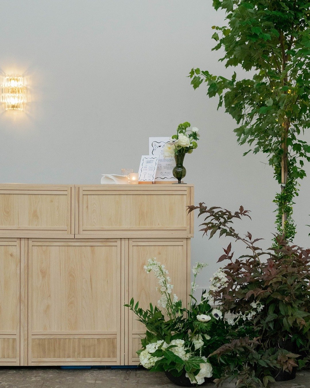 Nothing quite like beautiful bar decor🤍🌿|| Our bar options include our indoor feature bar, patio bar, and satellite bar!

Photography:@saintevansphoto
Florals: @properflower
Planner: @starshollowevents 

#thecasey #thecaseyclt #tryonhills #tryonhil