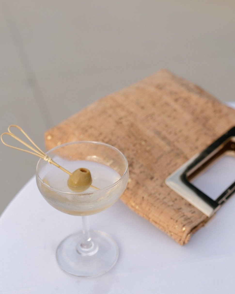 Martini, your way, coming right up 🍸 || learn more about our bar offerings, including custom, specialty cocktails, and whatever you can dream up - by reaching out to one of our Beau Monde experts! www.beaumonde.com.

Photography: @elizabethsellersph