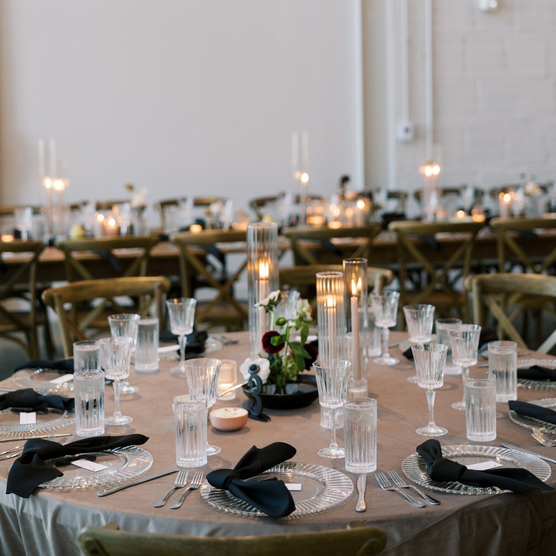 All the dinner details!✨|| We work with a full range of wedding professionals to give you the best recommendations to make your dreams come to life. Whether you need a wedding planner or a unique wedding cake, we have the connections to make it happe