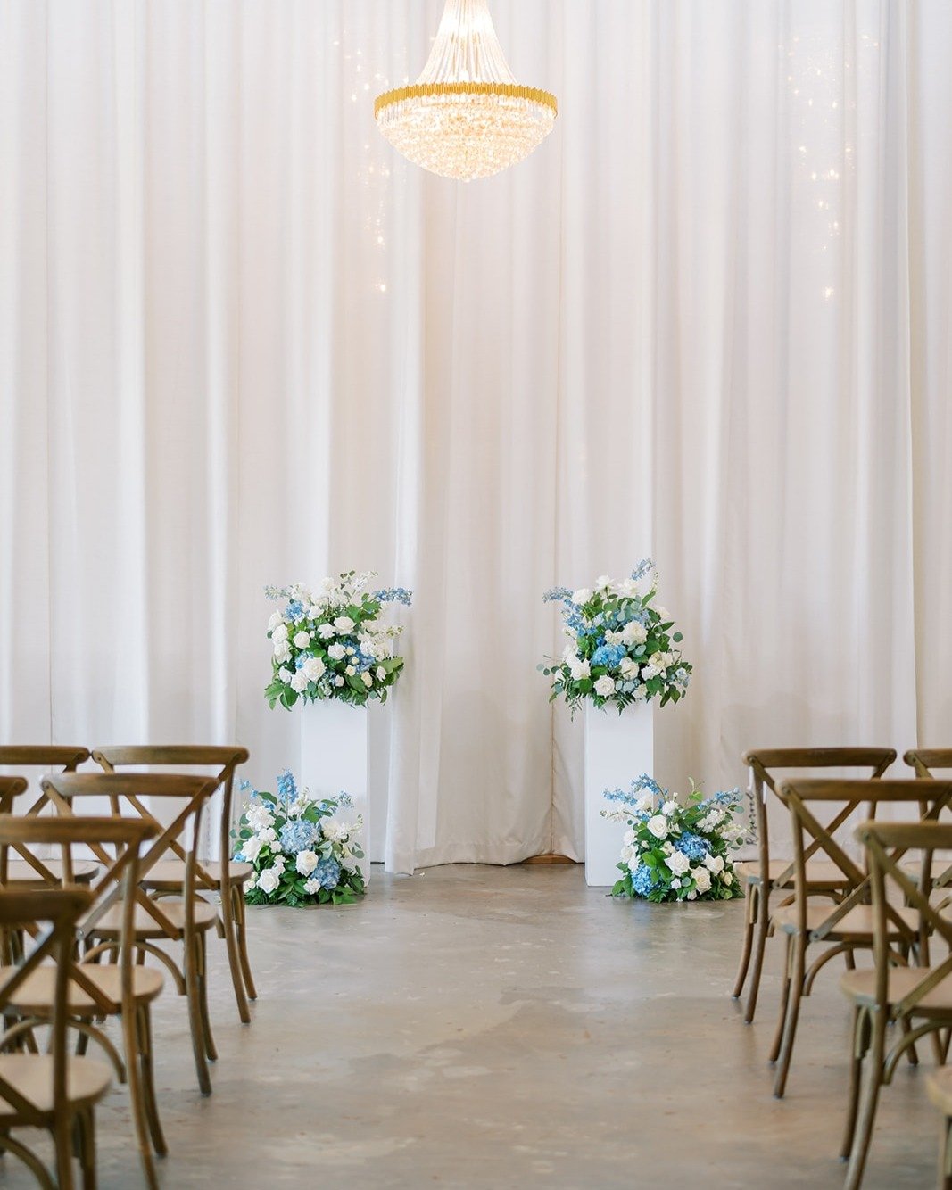 The perfect 'something blue'💙 || Our ceremony location has multiple option for ceremony layout. Visit https://www.beaumondevenues.com/tour to schedule a tour!

 Photography: @clickawayphoto

 #thecollectorsroomclt #clt #charlottenc #charlottewedding