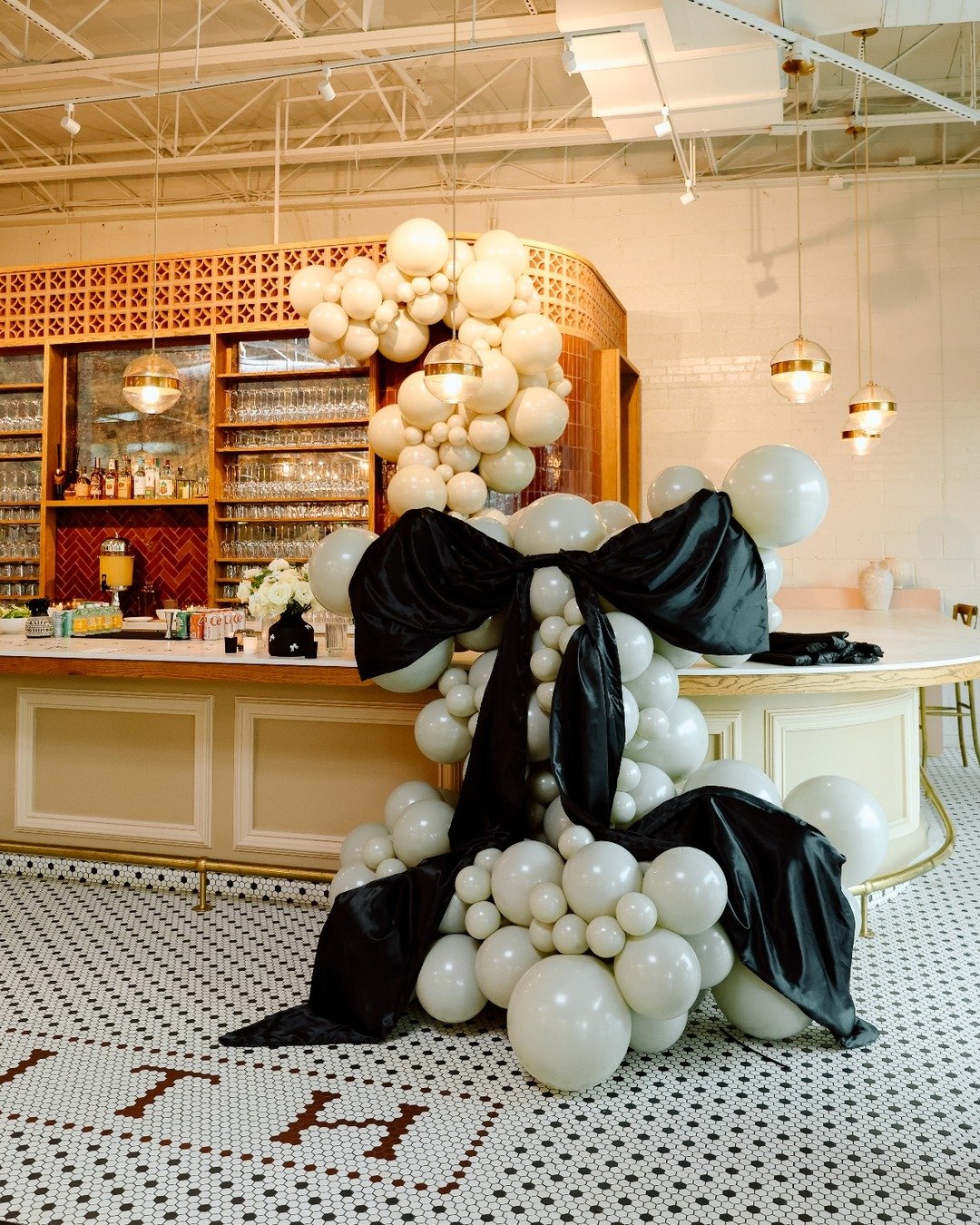 Calling all social and corporate events!! Add balloon decor for the perfect statement✨|| Want to make you event unique? Ask a Beau Monde expert for our 'fun' vendors list!😄

Photography: @lggroke
Balloons: @confetticastle