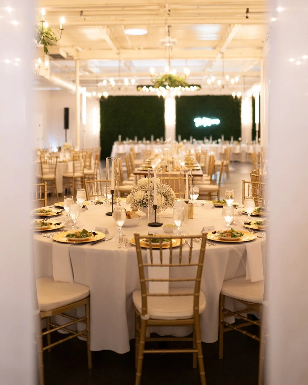 A peek into our reception space🤍|| Our rental rate includes chairs and tables for 150 guests!

Photography: @fadedfernphotography
Planner: @clt.thegatheringco @thegathering.co
Florals &amp; Rentals: @sipsrentals 
Content Creation: @berkleylaneco