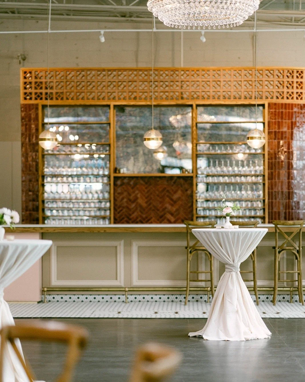 The bar of our dreams🤩 || Our built in bar is just one of the many features that separates us from other venues in Charlotte. Inquire with us through our link in bio to learn more.
Photography: @elliemckinneyphotography