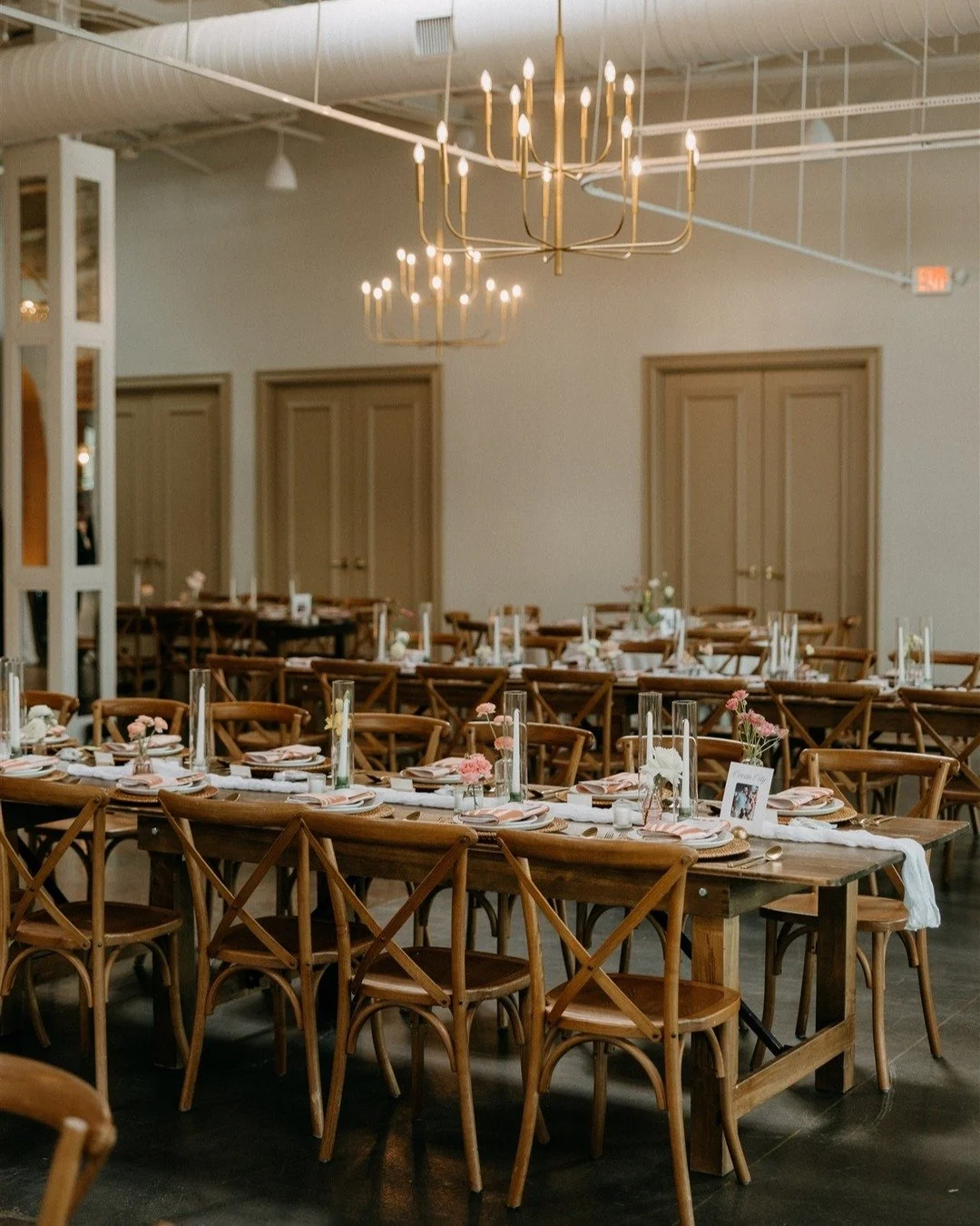 Farm tables looking as beautiful as ever👏🏼 || Layout options are endless and we are here to help guide you. Speak more with one of our Beau Monde experts to learn more.
Photography: @candleandquill
Planner: @oldenorthstateevents
Florals: @malayafl