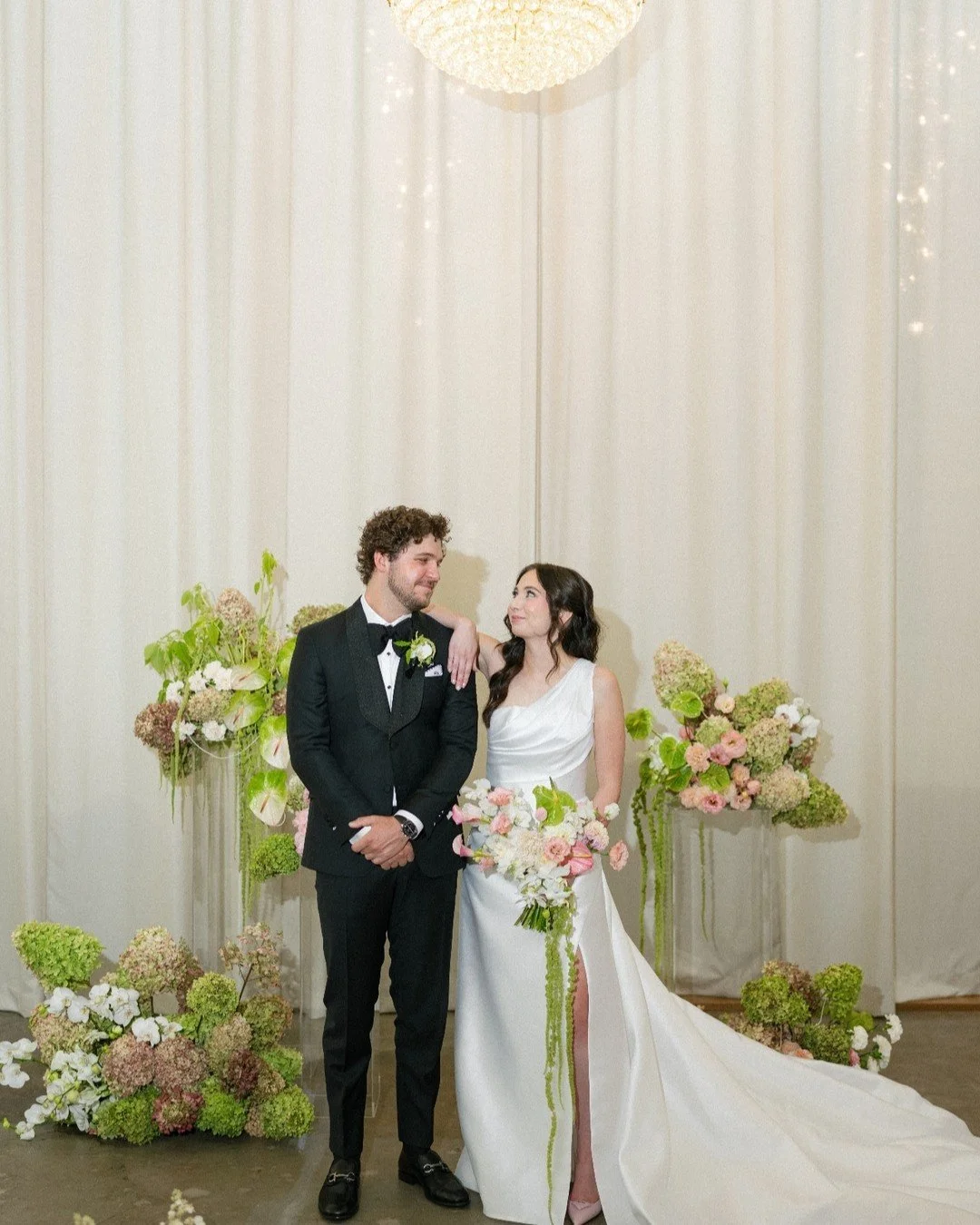 Just married 🕊️ || The warm, welcoming, and timelessness of The Casey can accommodate 300 guests in our ceremony room, with additional dedicated spaces for cocktail hour, and reception.
Photographer: @morganlongphoto
Planner: @clt.gatheringco @theg